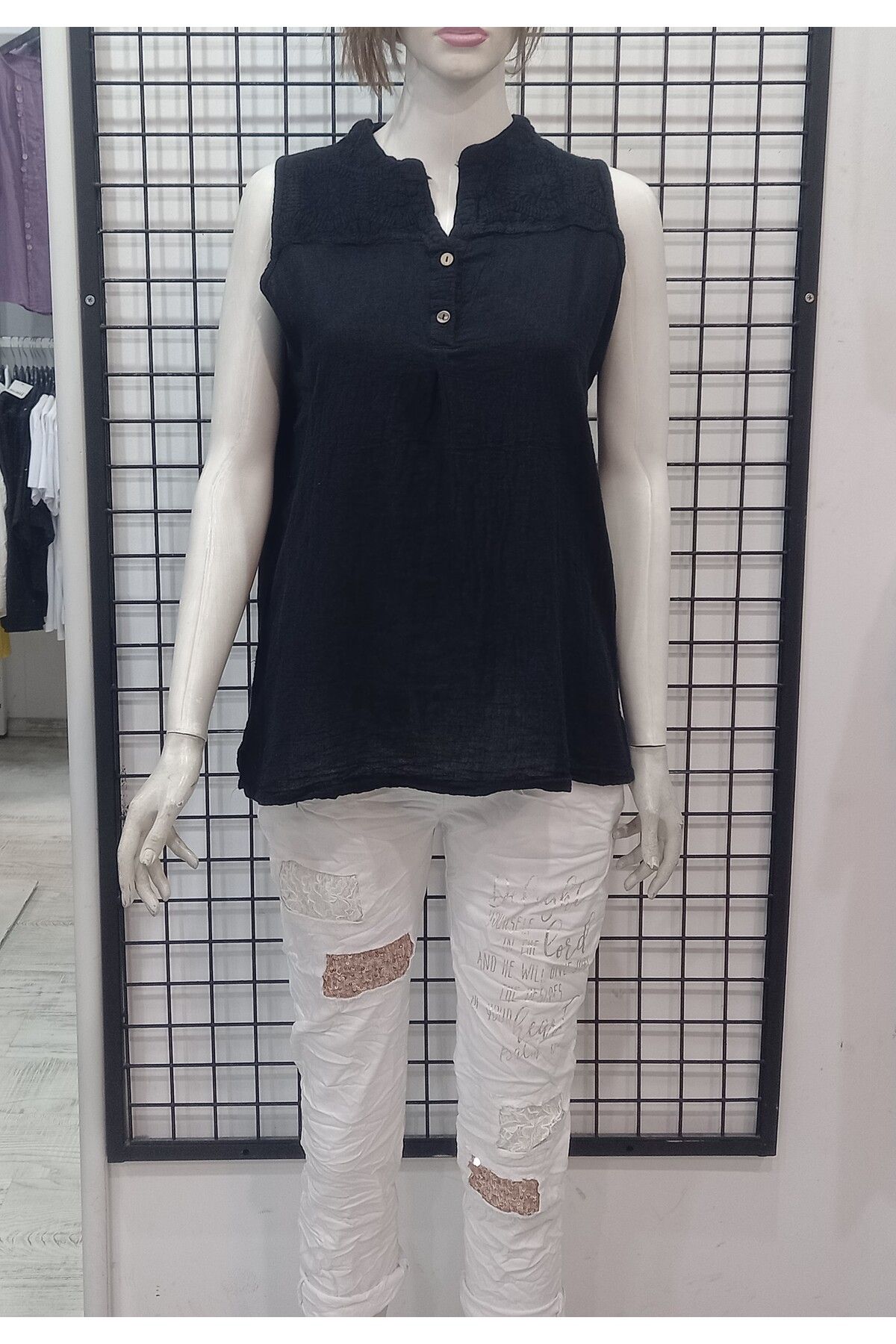 Butik Şans Düğme Detaylı Sıfır Kollu Koton Bluz