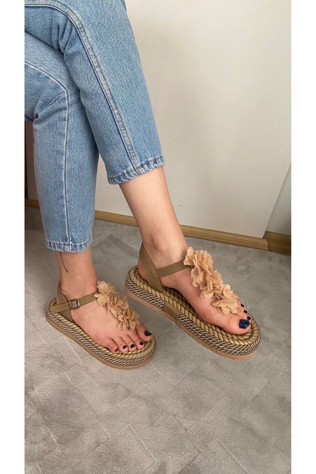 GİMİSHOES Hasır Örgülü Gül Desenli Parmak Arası Kadın Sandalet