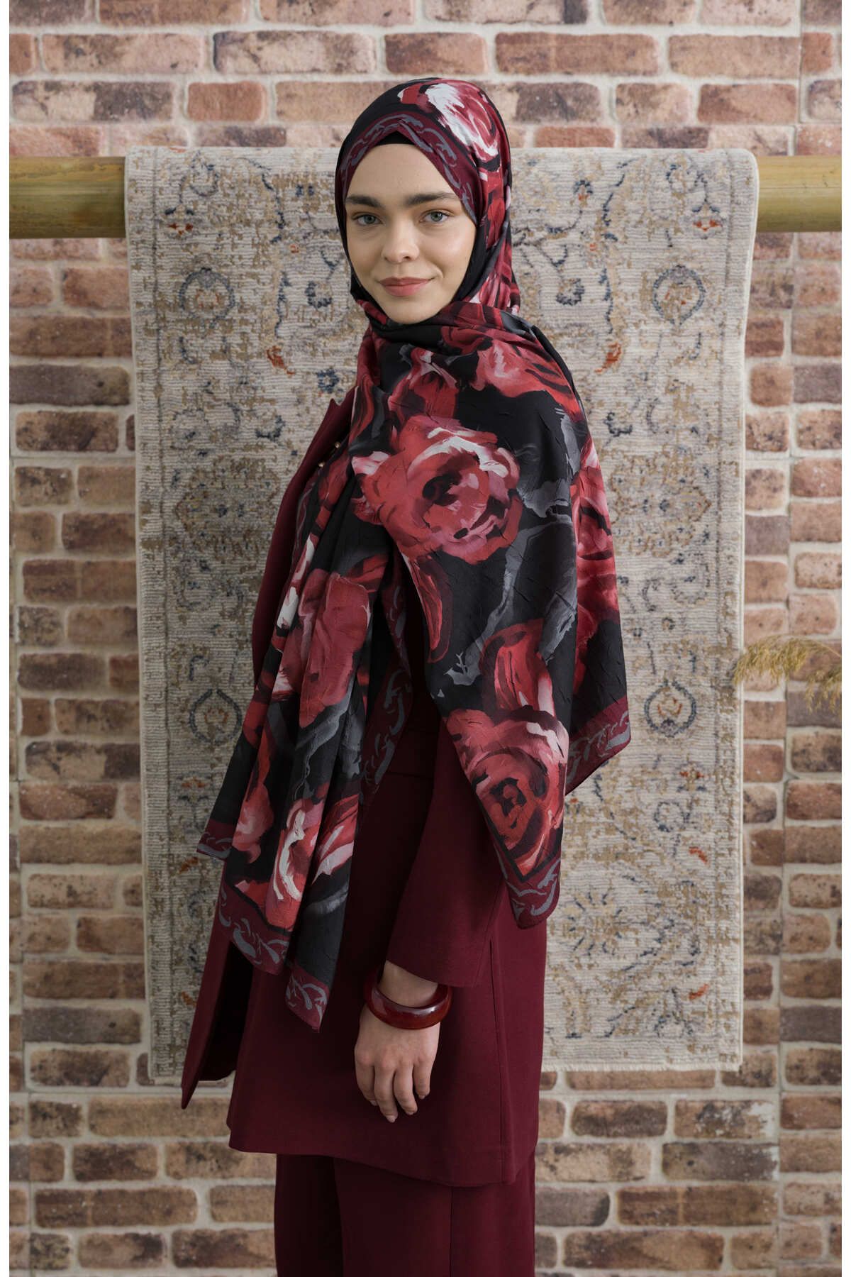 Fatma Atasoy Rose Desenli Siyah Bordo Crash Şal