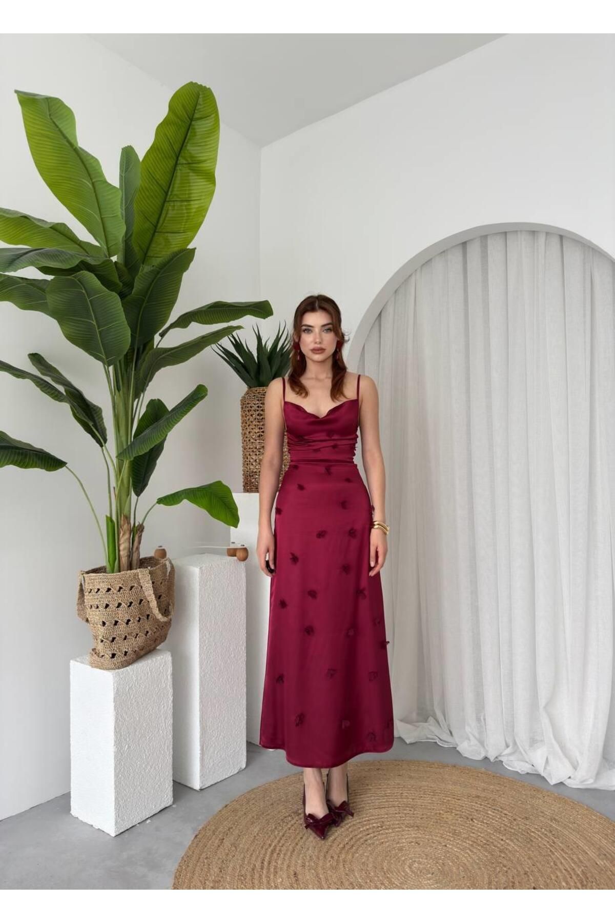 conconmoda Kadın Tasarım Saten Askılı Çiçek Detay Elbise Sara