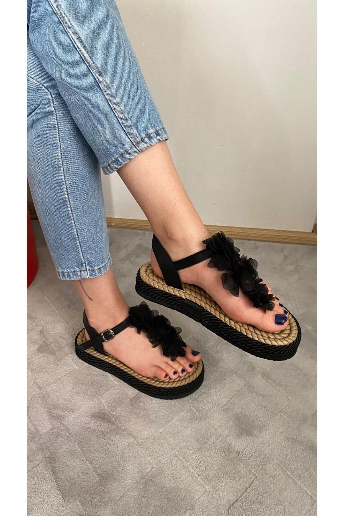 GİMİSHOES Hasır Örgülü Gül Desenli Parmak Arası Kadın Sandalet