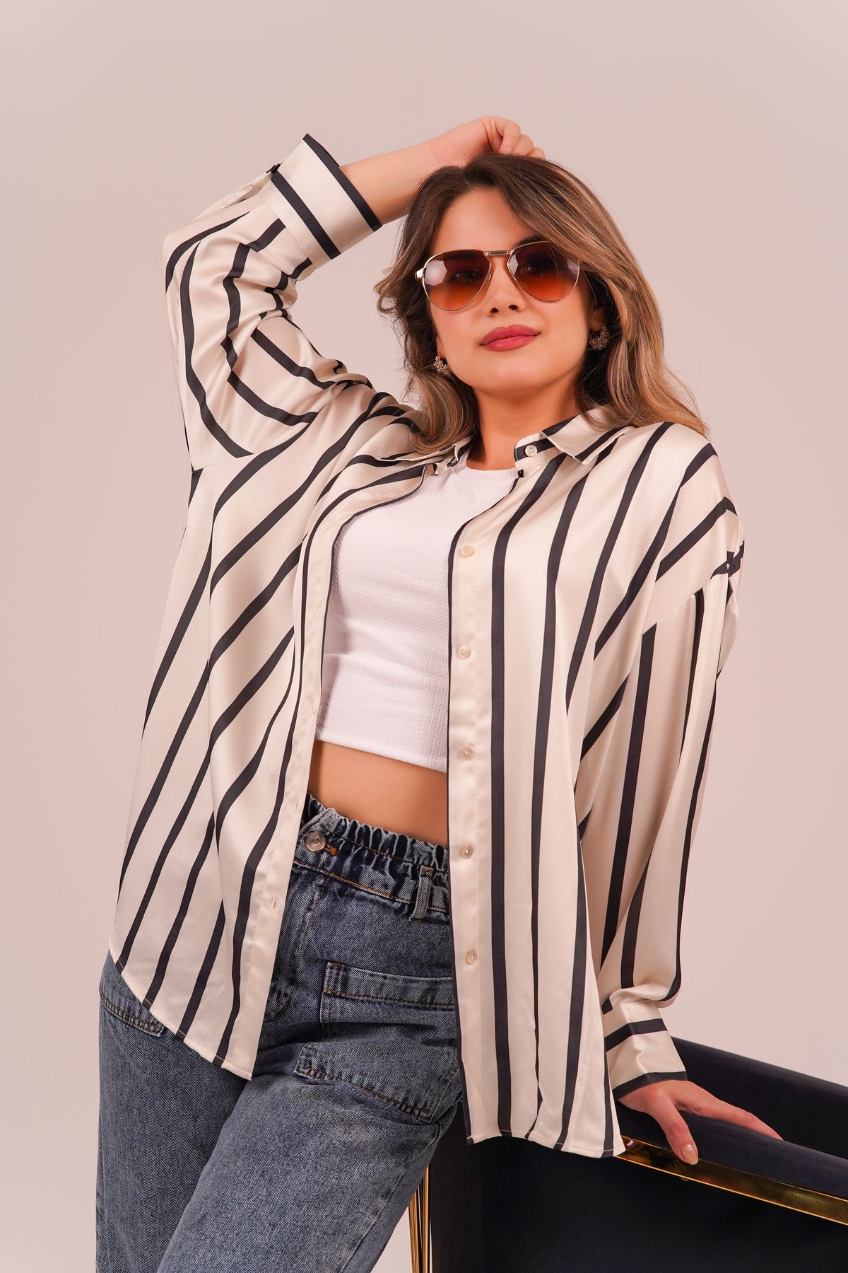 kazarina kadın siyah-beyaz çizgili uzun kol oversize saten gömlek