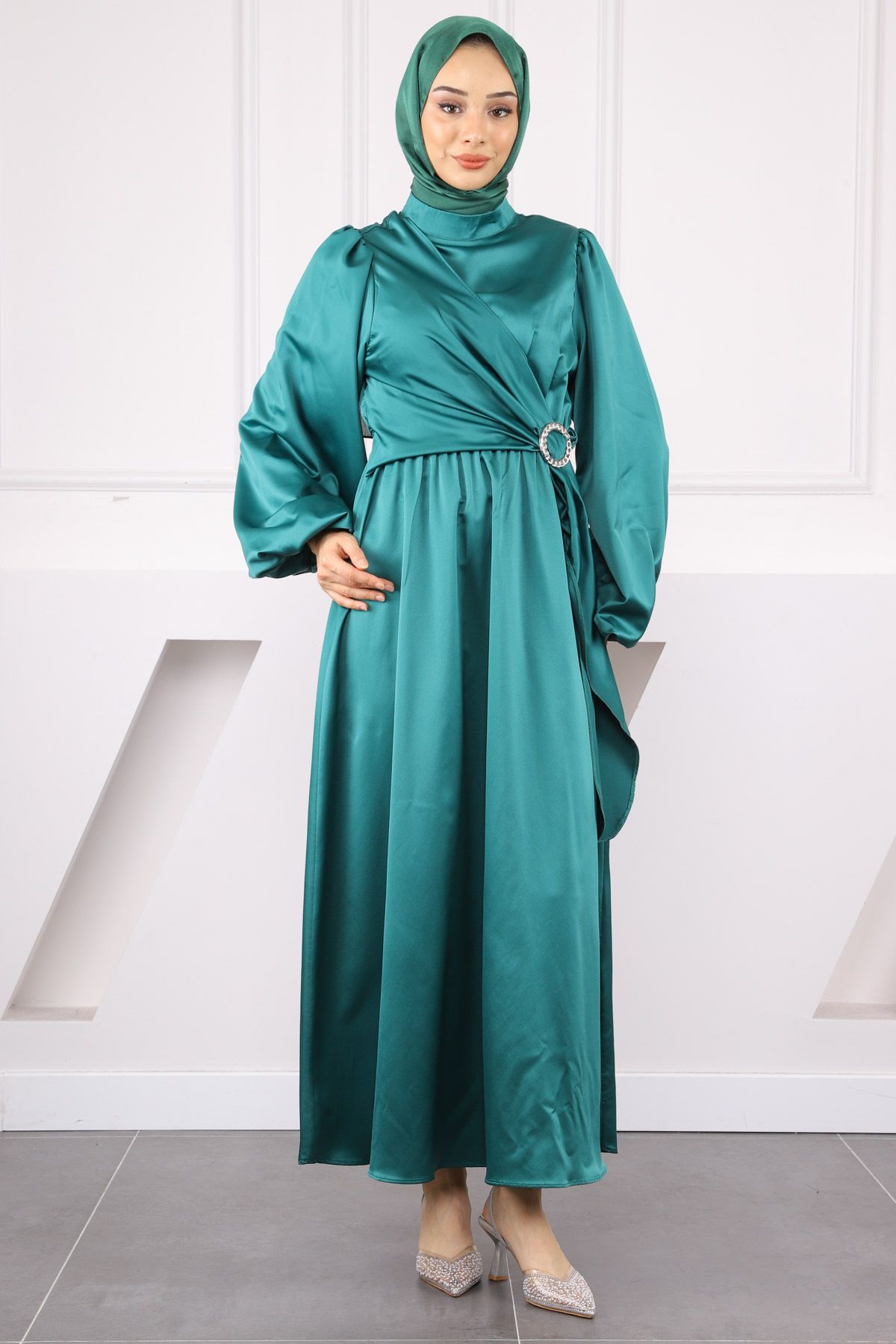 İmajButik Zümrüt Yeşili Yan Toka Bağlamalı Saten Abiye