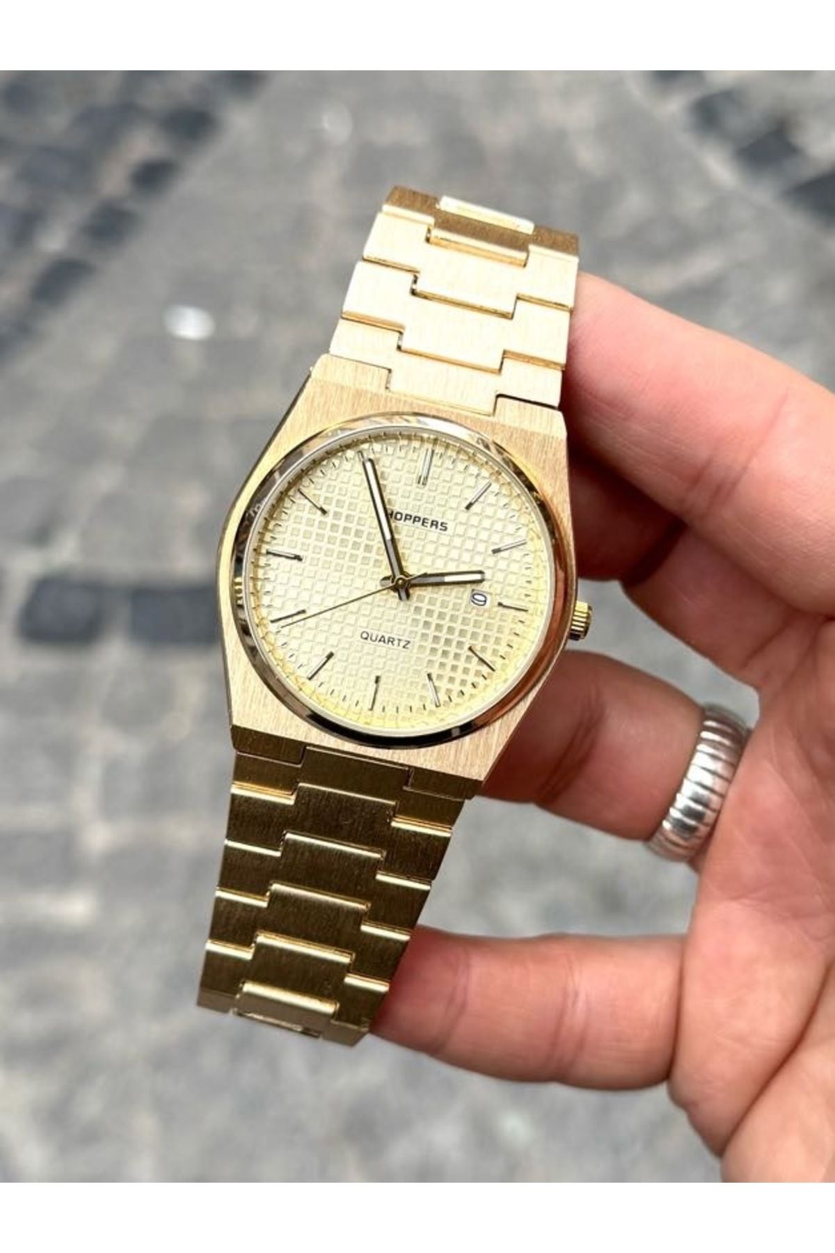 Choppers Gold Renk Yuvarlak Kadran Detay Şık ve Modern Tasarım Gold Renk Çelik Kasa ve Kordonlu Kol Saati
