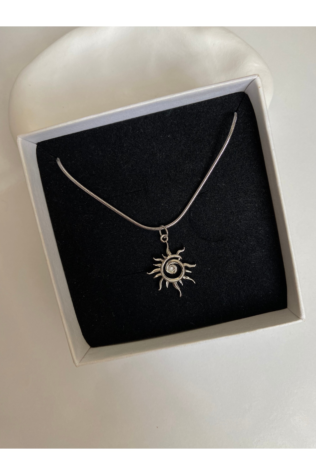 Gümüş Renk Güneş Charm Çelik Zincirli Kadın Kolye (45 cm) – Sevgililer Günü Özel - Detay Görseli 2