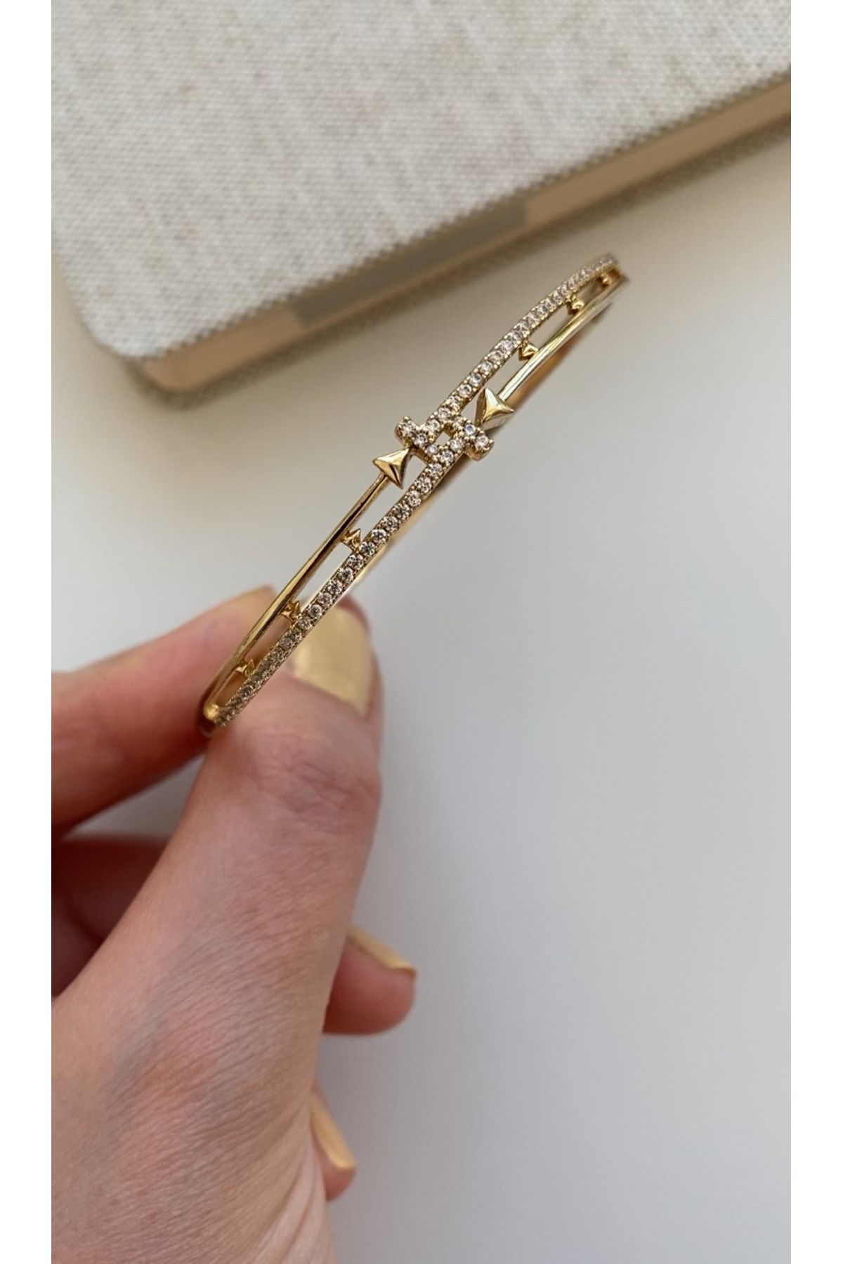 VİOLET ACCESSORİES OK FİGÜR ZİRKON TAŞLI KELEPÇE/ÖZEL SERİ