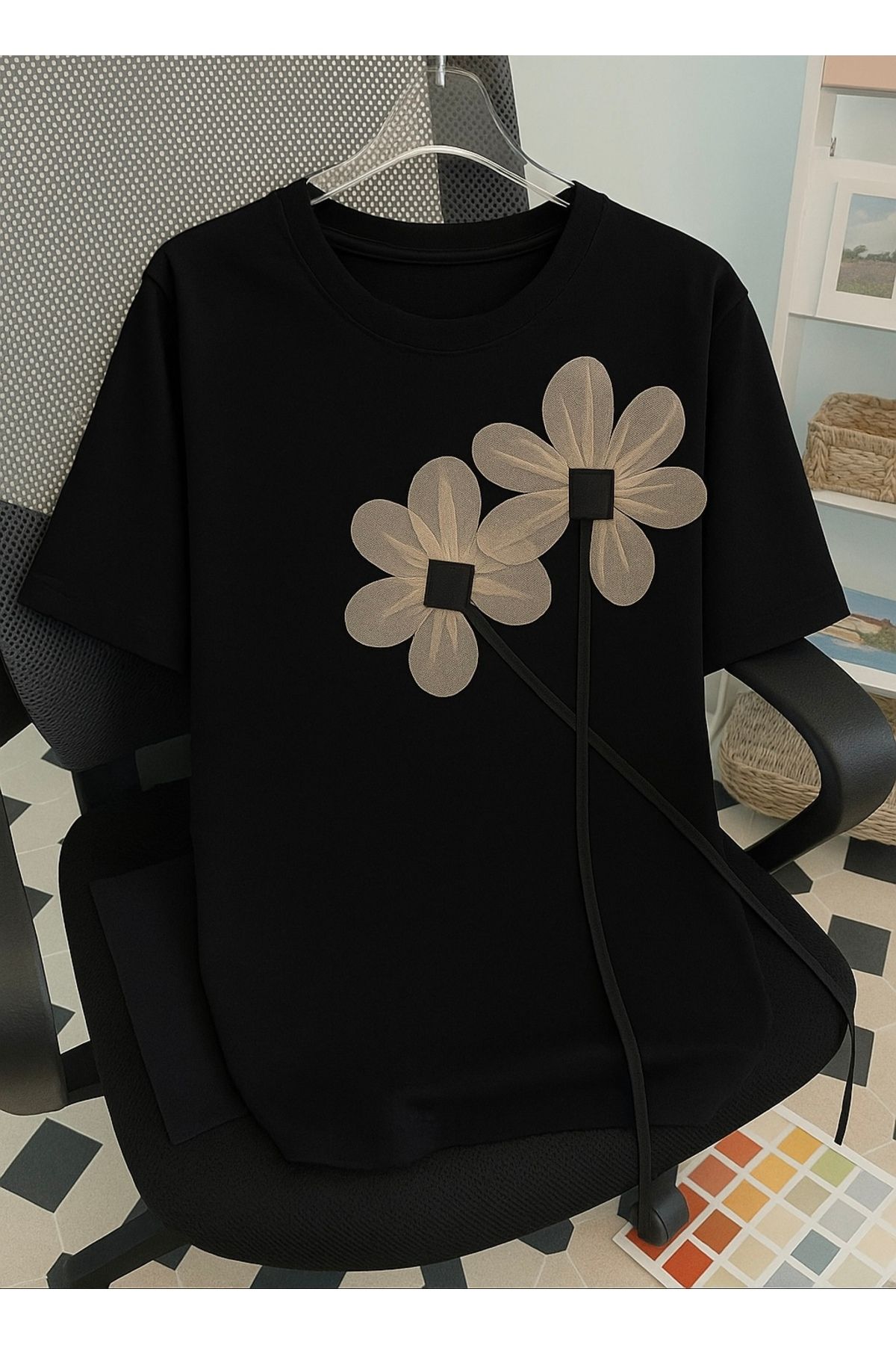 NATUFIAN STORE Kadın Çiçek Aksesuarlı Oversize Kalıp Basic T-shirt