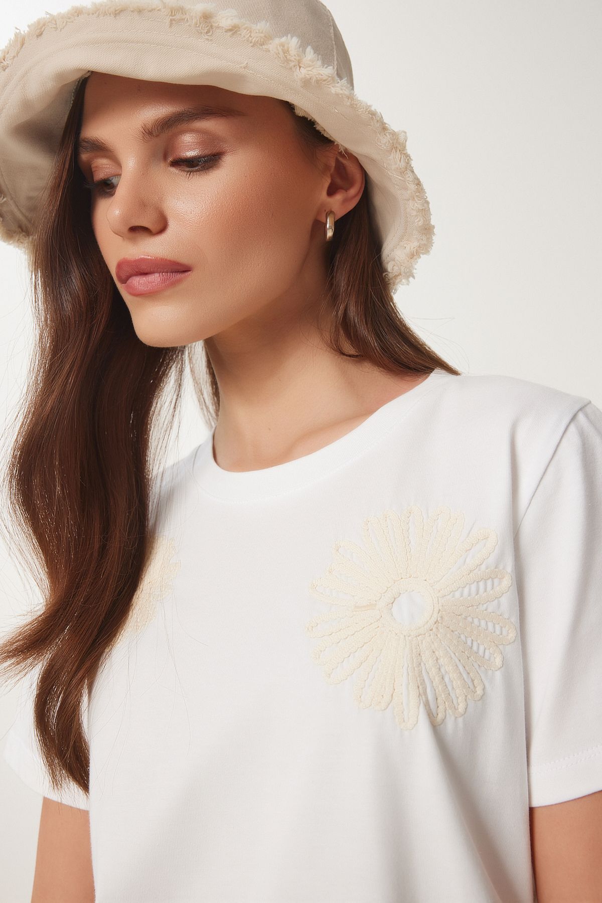 Lovelyİstanbul Çiçek Nakış İşlemeli Örme T-shirt EKRU LCR0070