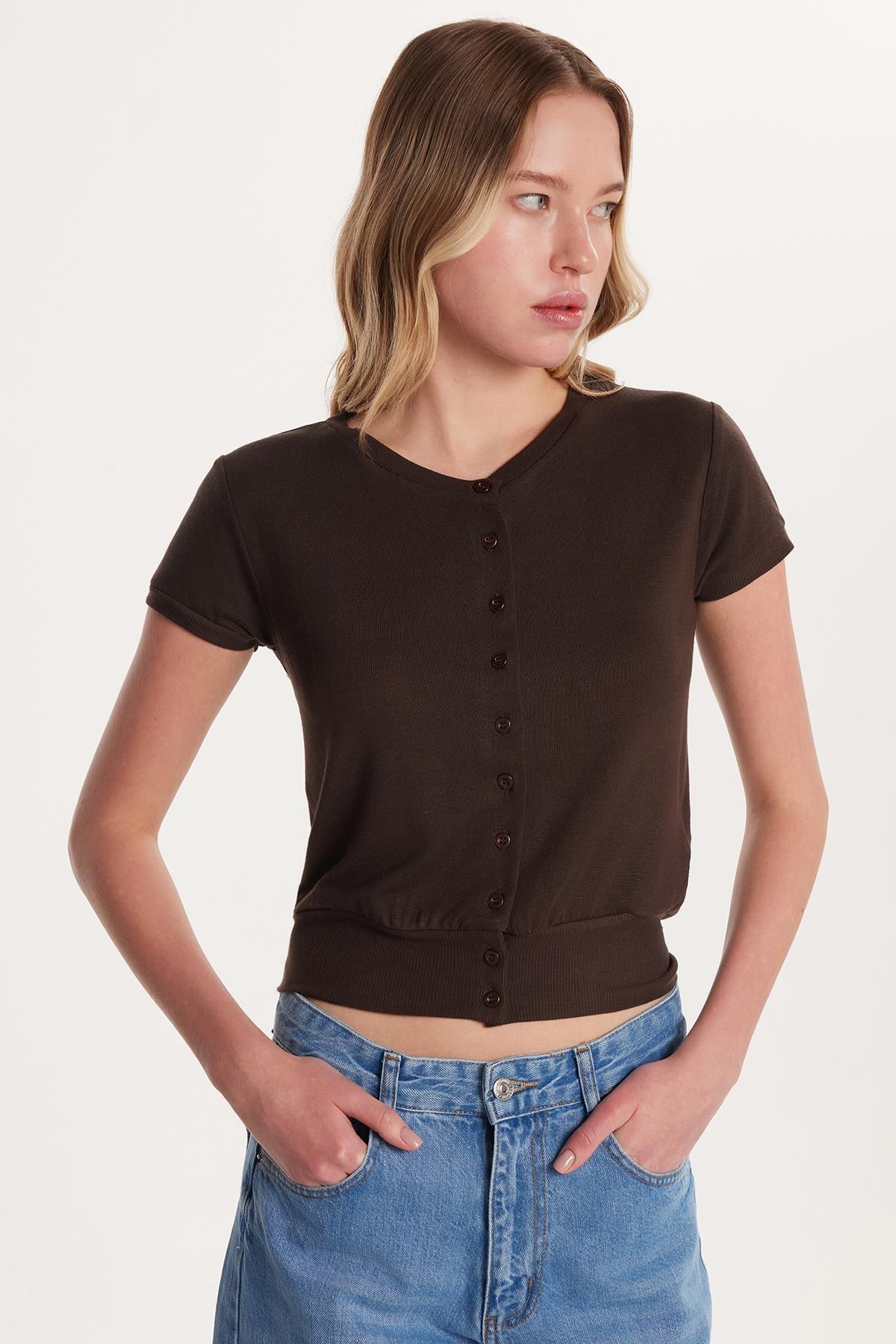 Tudors Kadın Slim Fit Dar Kesim Kısa Kollu Bisiklet Yaka Düğmeli Kahverengi Hırka