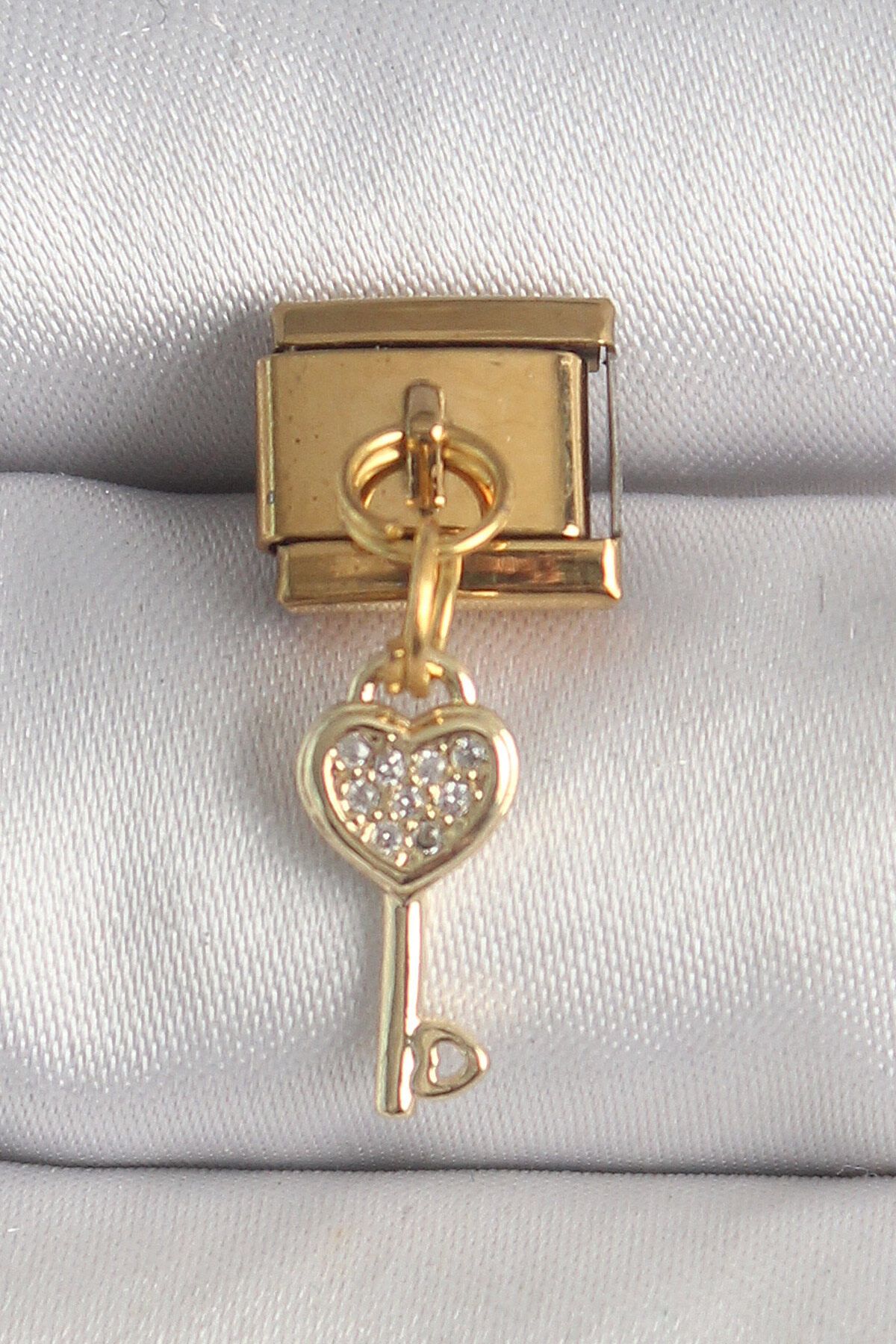 Clariss 316L Çelik Gold Renk Sallantı Zirkon Taşlı Kalpli Anahtar Model Nomination Charm
