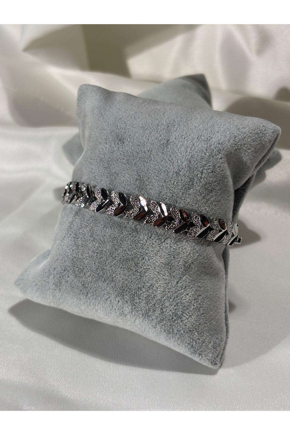 Uzak Işıklar Çelik bileklik işlemeli silver