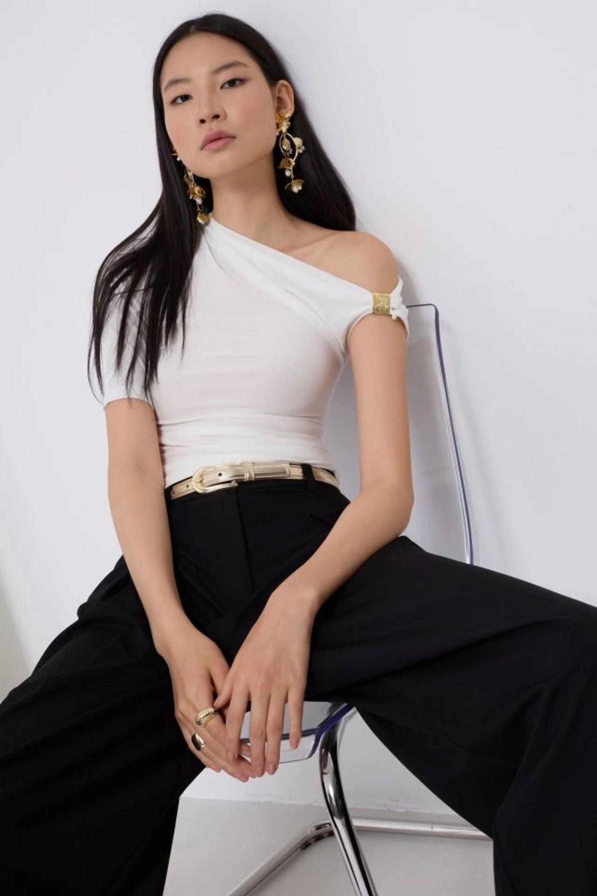 Butik Aksesuar Detay Cutout Bluz