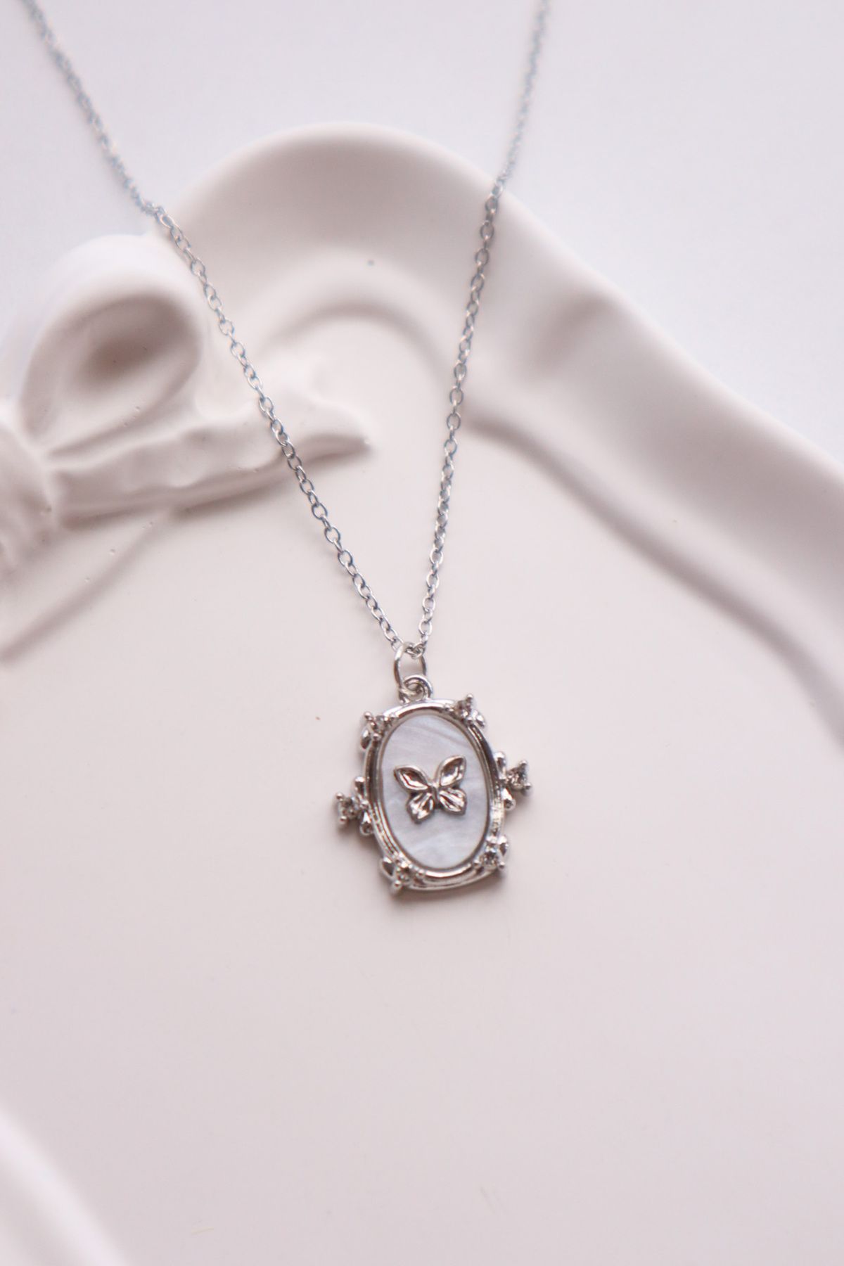 EFBUTİK Gümüş Renk Zincirli White Butterfly İthal Kolye