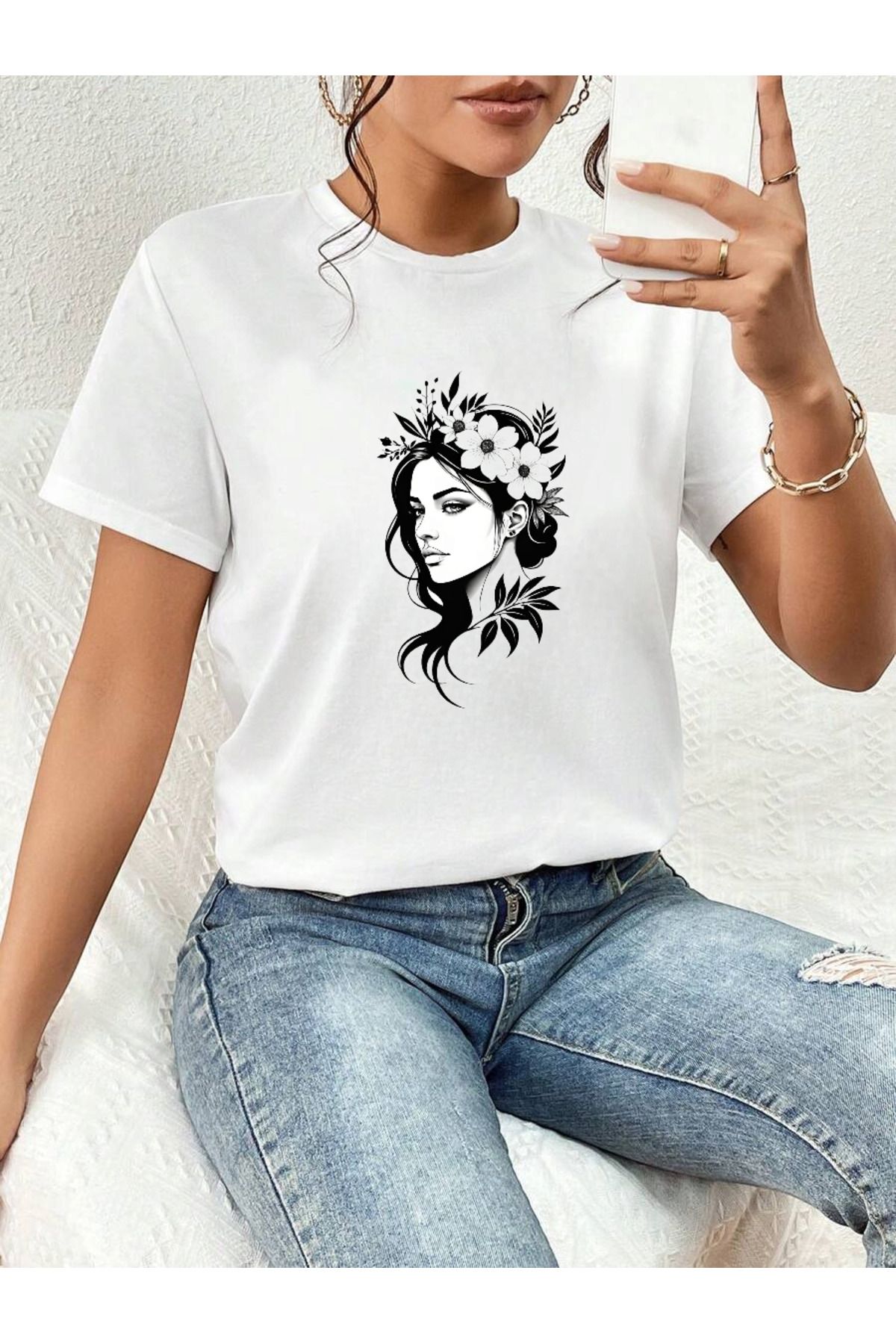 ELNOYA Pamuklu Beyaz Oversize Tişört Gözlerde Bahar Baskılı Rahat Günlük T-shirt