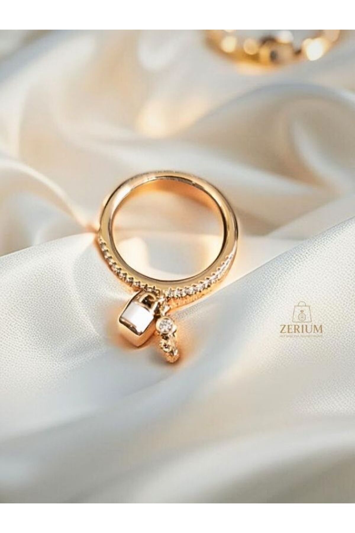 ZERİUM "Aşka Kilitli" Charm Şık Kadın Çelik Yüzük 316L