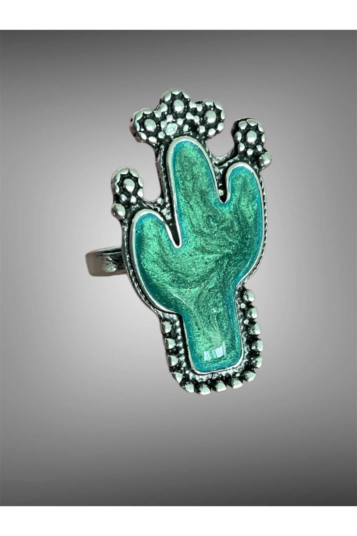 BaublesNme kaktüs figürü ve vintage metal detaylarıyla bohem yüzük,içinde yeşil epoksi var