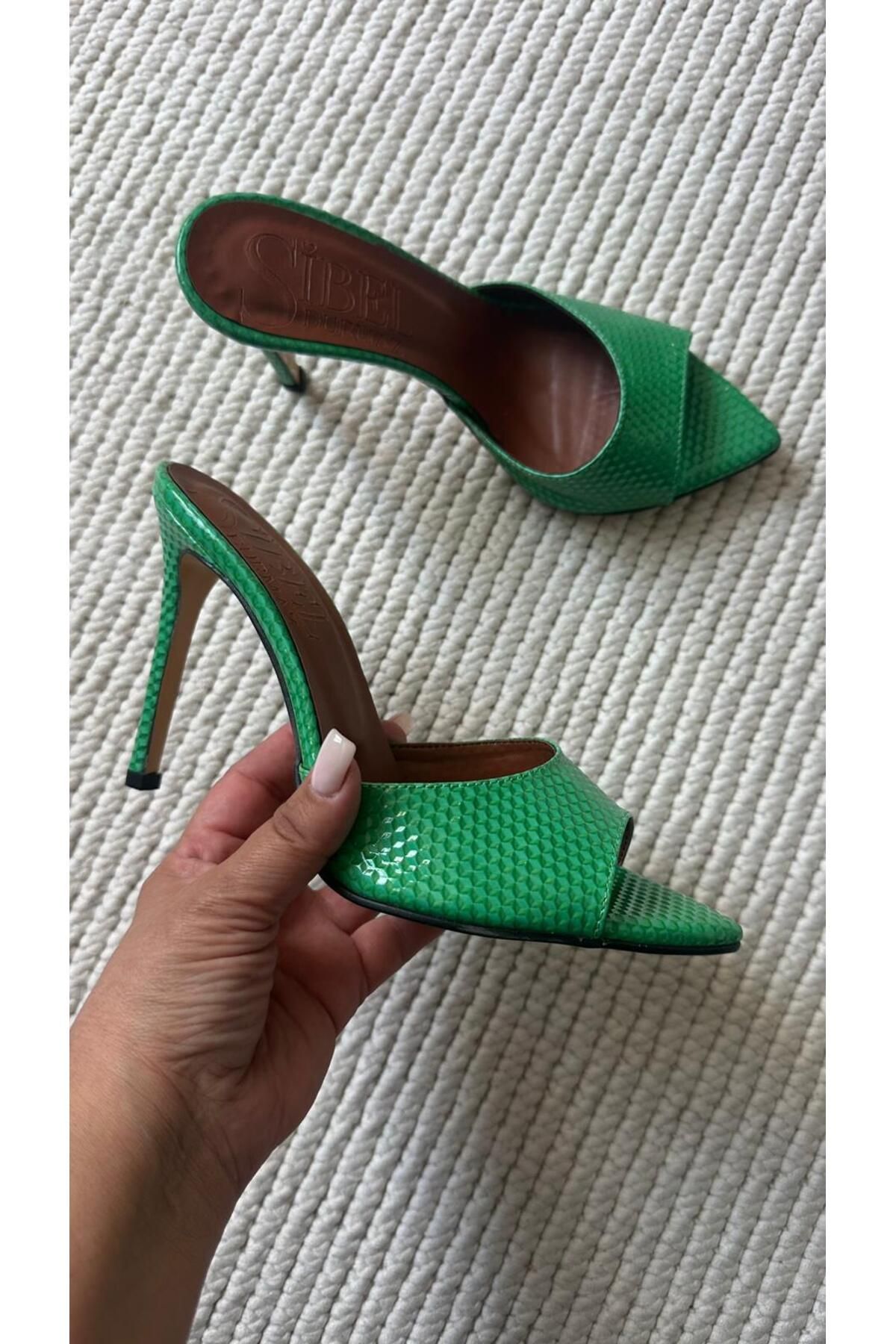 Sibel Shoes Olympos Yeşil Desenli Deri İnce Topuk Terlik