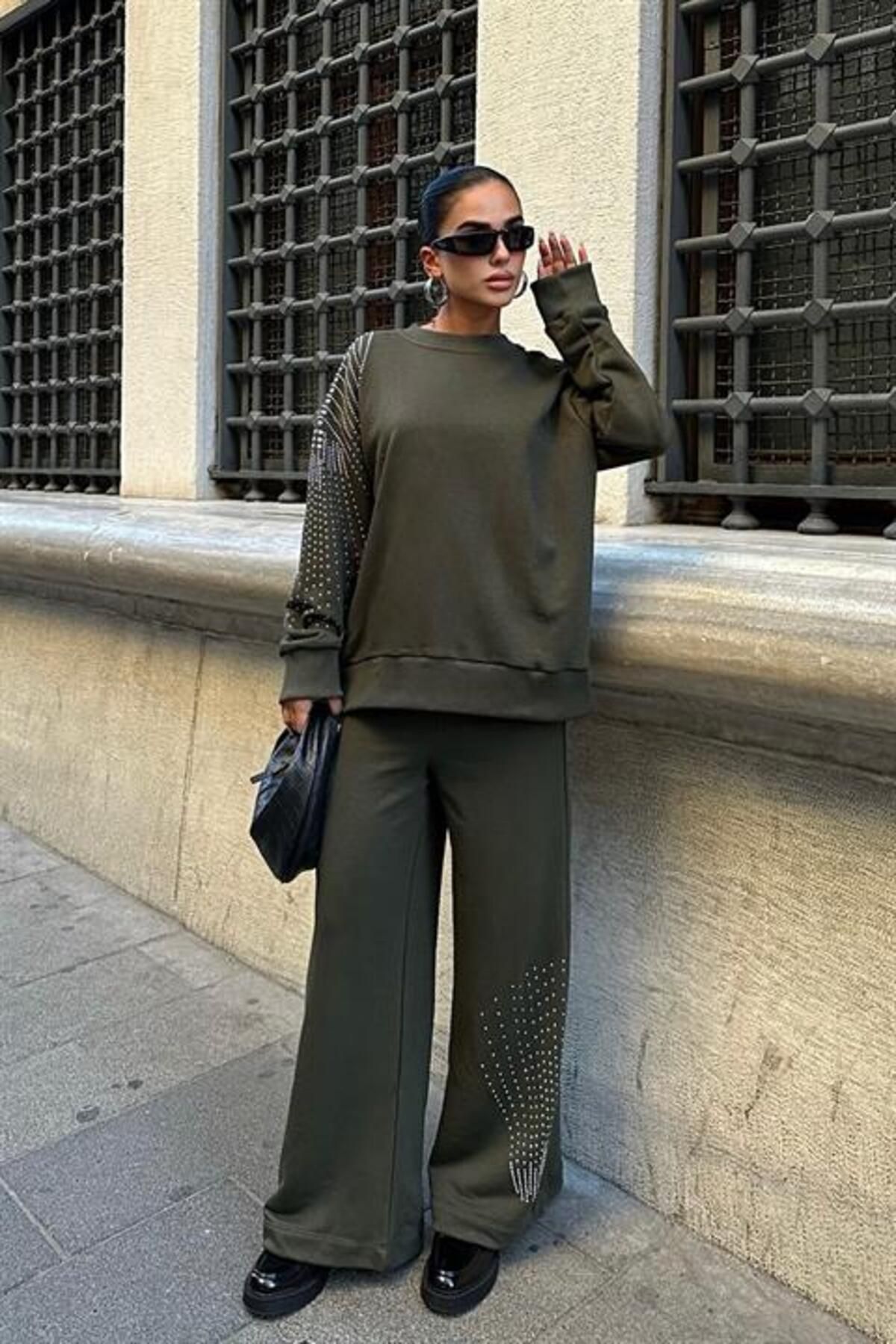 RICHMOST Gümüş Taşlı Detaylı ve Bisiklet Yaka Uzun Kollu Oversize Kadın Bluz Pantolon Takımı (2 Parça) Haki