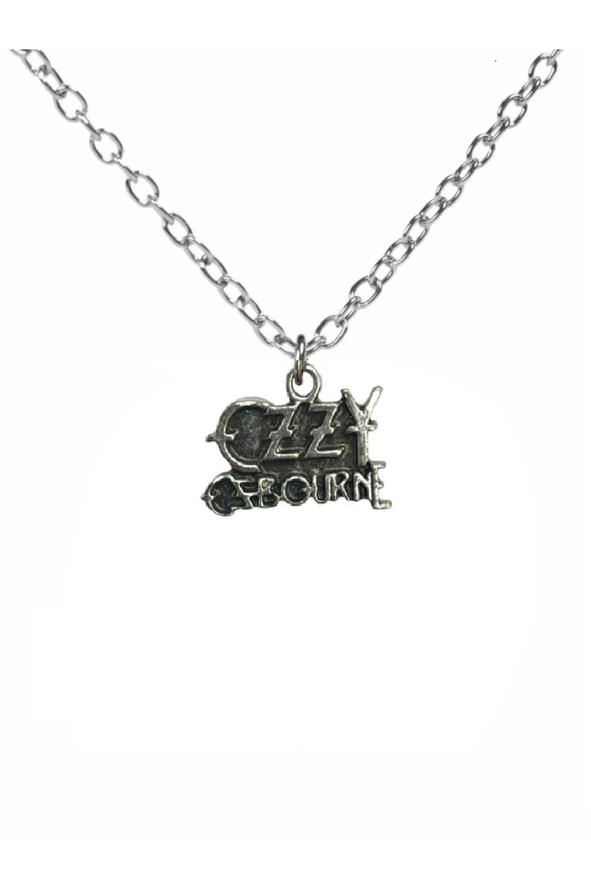 Herşey Nota Ozzy Osbourne Logolu 60 cm Metal Kolye – Gümüş Renk | Unisex Rock & Metal Tarzı Aksesuar