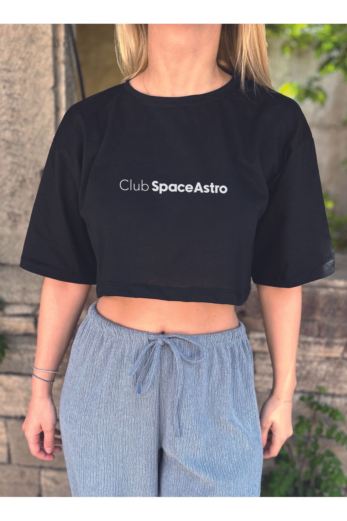 ClubSpaceAstro Kadın Oversize Crop Tişört – Logolu Baskı | Terletmeyen Kumaş | Modern ve Minimal Stil