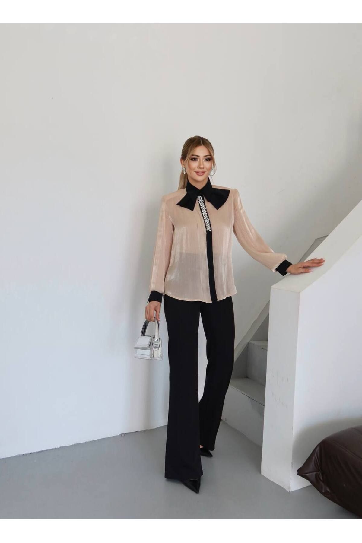 Castivo Fashion 3’lü Kristal Taş Detaylı Fiyonk Yaka Saten Takım