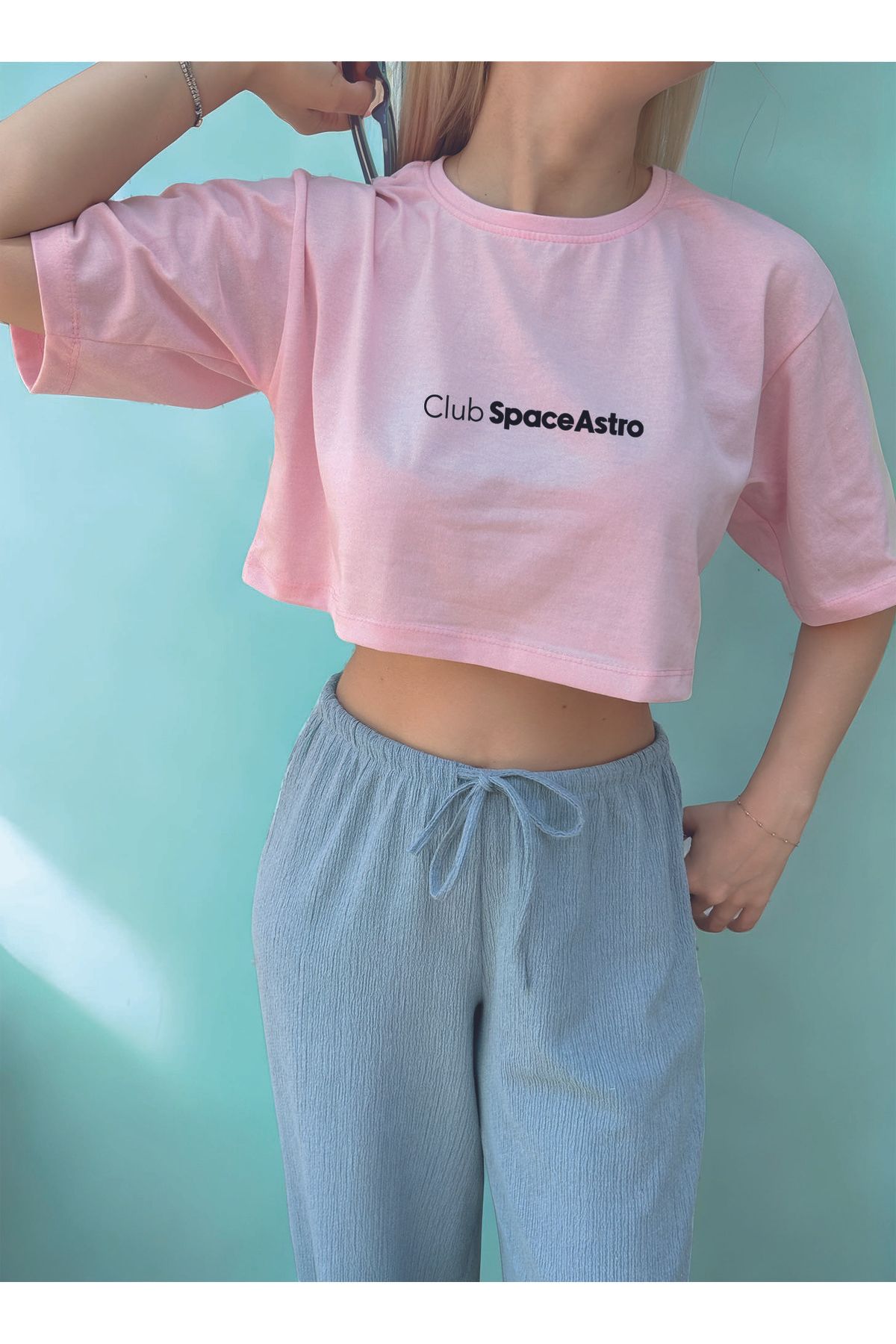 ClubSpaceAstro Kadın Oversize Crop Tişört – Logolu Baskı | Terletmeyen Kumaş | Modern ve Minimal Stil