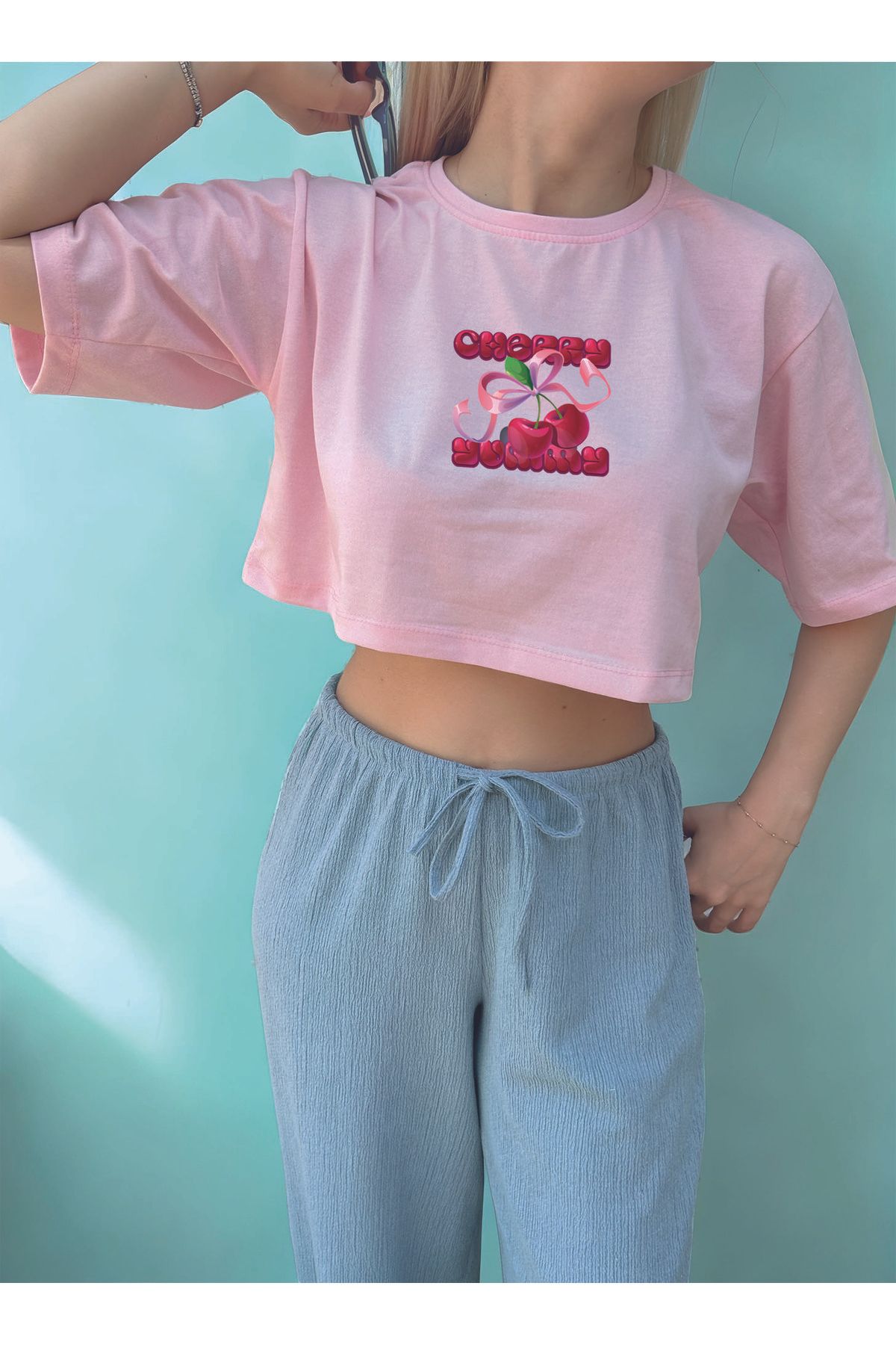 ClubSpaceAstro Kadın Oversize Crop Tişört – Cherry Baskılı | Terletmeyen Kumaş | Rahat ve Şık Günlük Stil