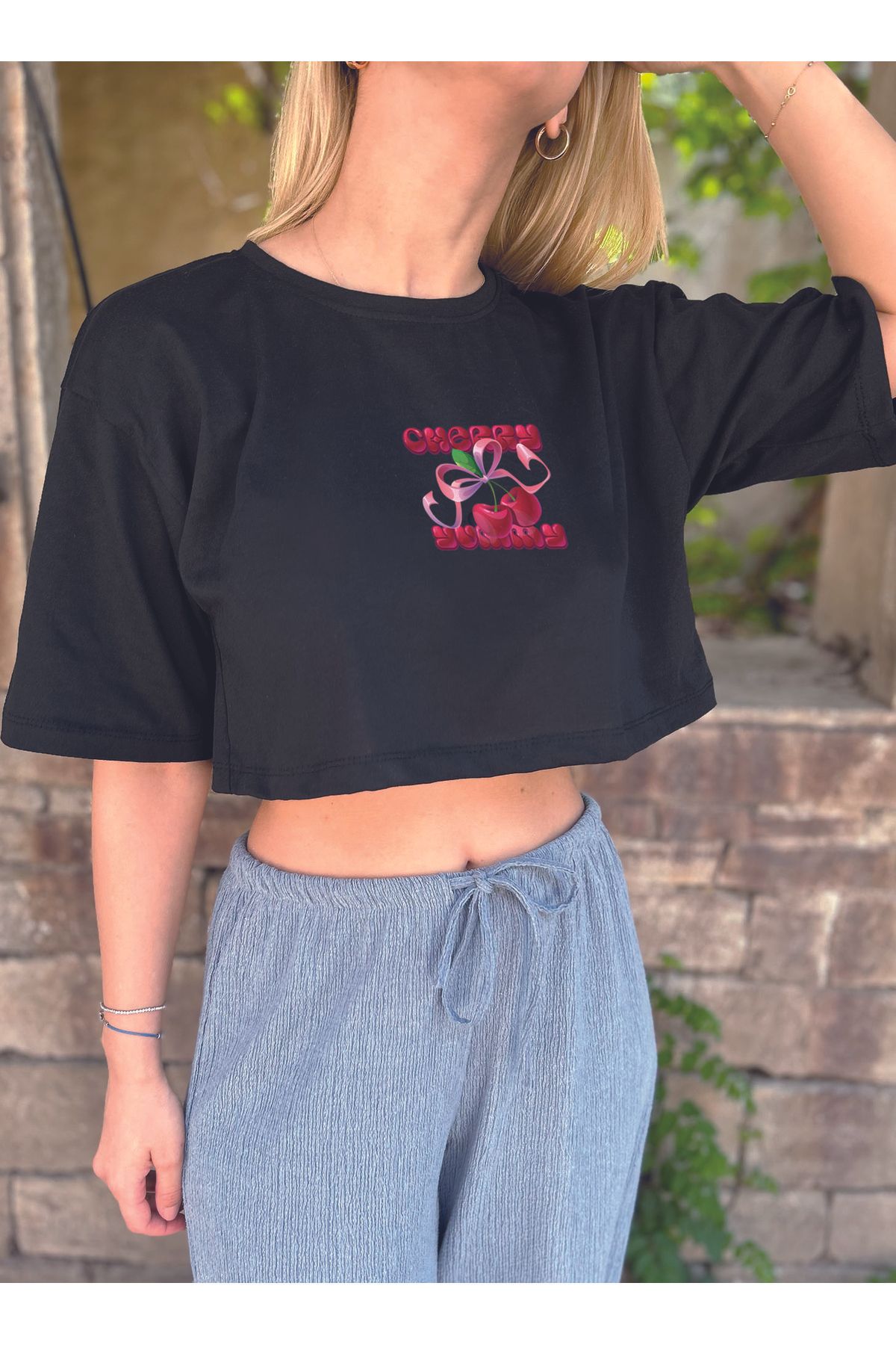 ClubSpaceAstro Kadın Oversize Crop Tişört – Cherry Baskılı | Terletmeyen Kumaş | Rahat ve Şık Günlük Stil