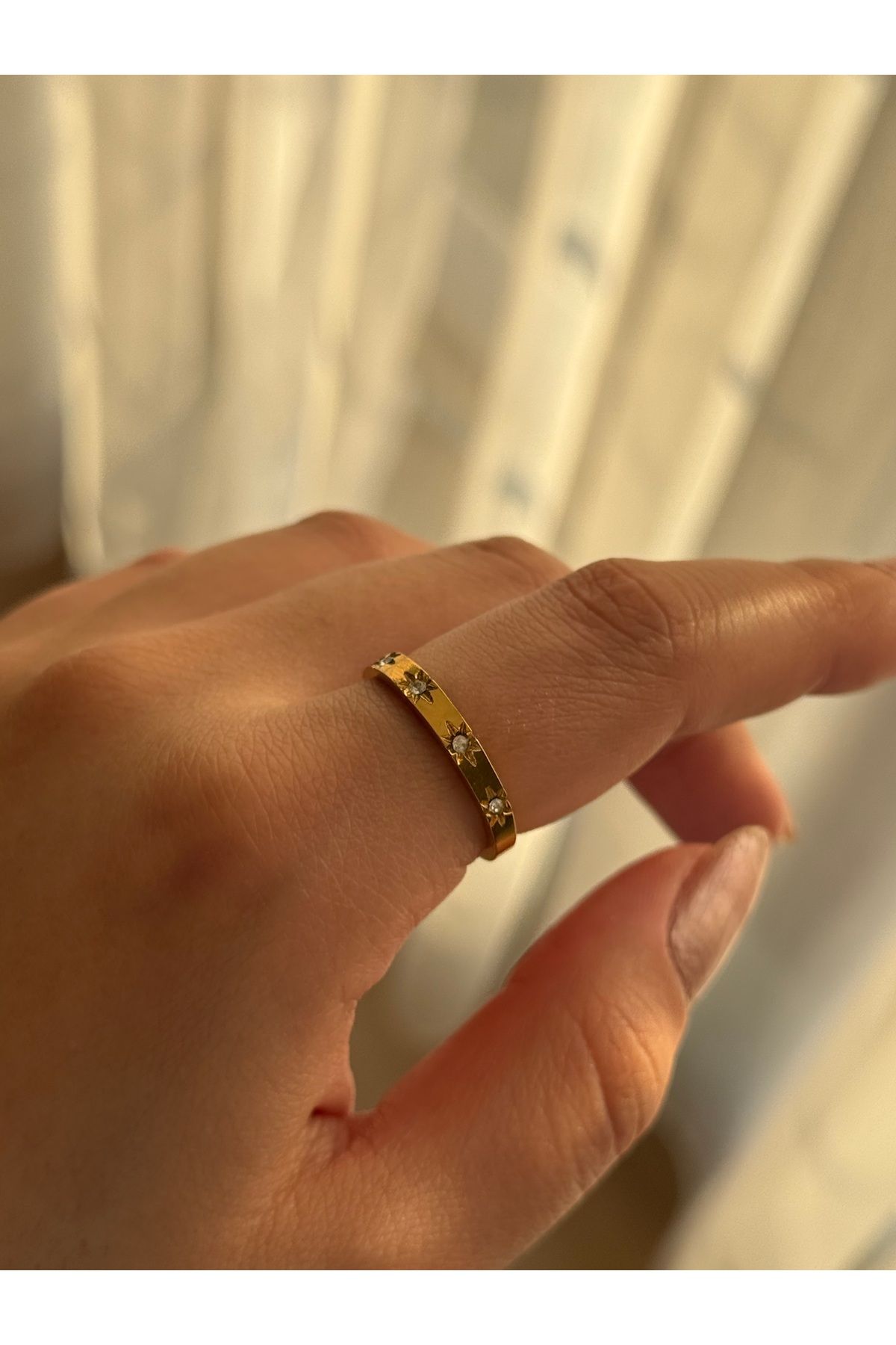 Vola Collection Beyaz Taşlı Kuzey Yıldızı Motifli Çelik Gold Yüzük