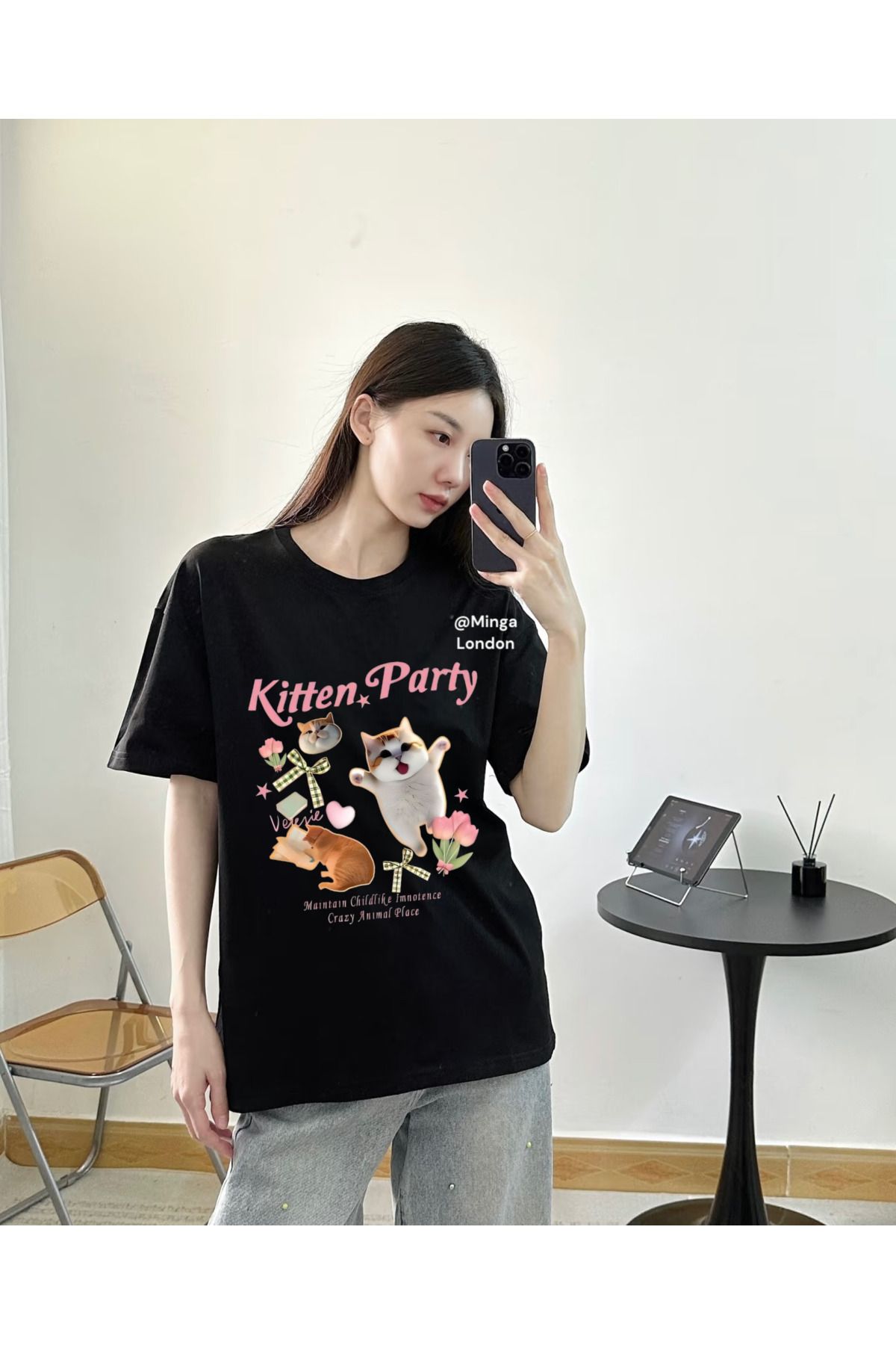 Minga London Siyah Kitty Party Ön Baskılı Oversize Tshirt -Minga London