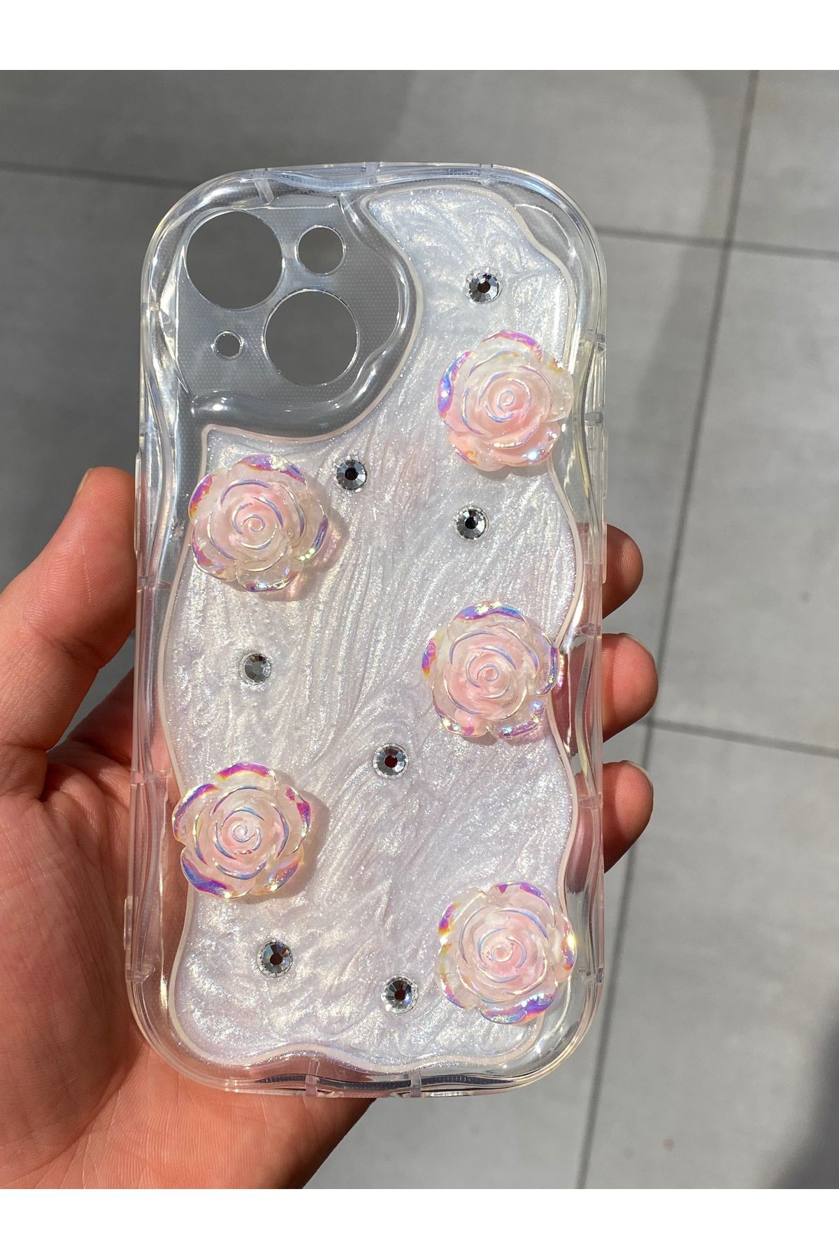 Mee.co İphone 15 Uyumlu 3D Kabartmalı Çiçek Desenli Silikon Kılıf