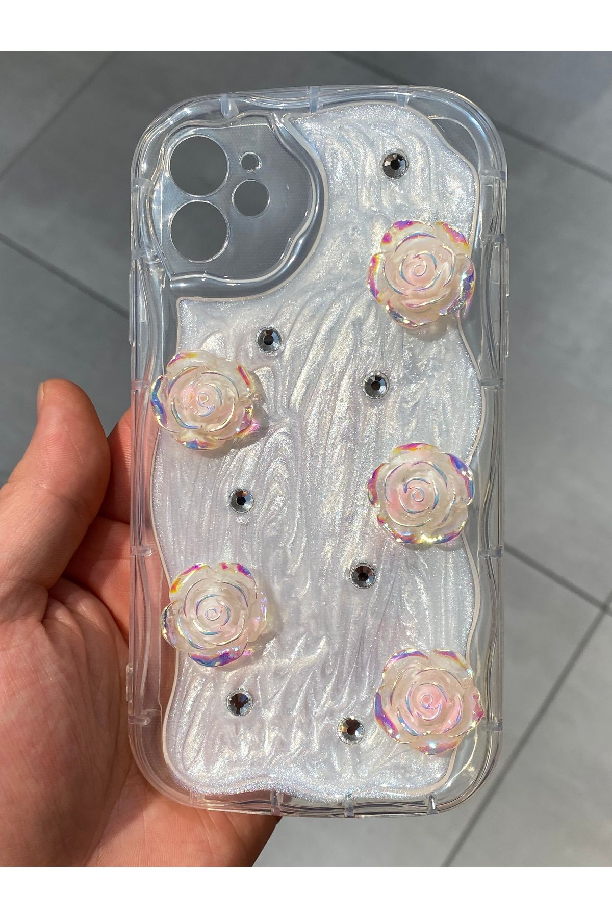 Mee.co İphone 11 Uyumlu 3D Kabartmalı Çiçek Desenli Silikon Kılıf