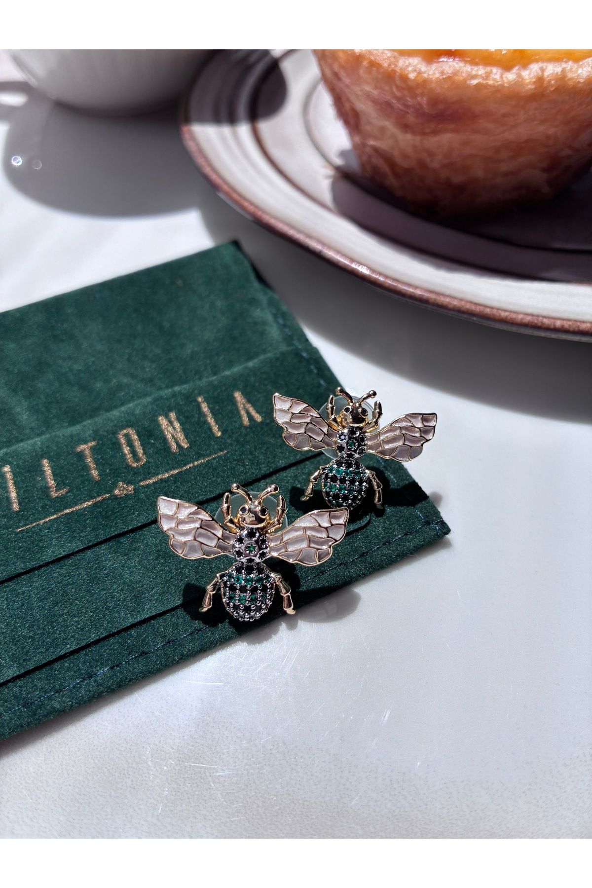 Miltonia Arı Zirkon Taşlı Tasarım Küpe