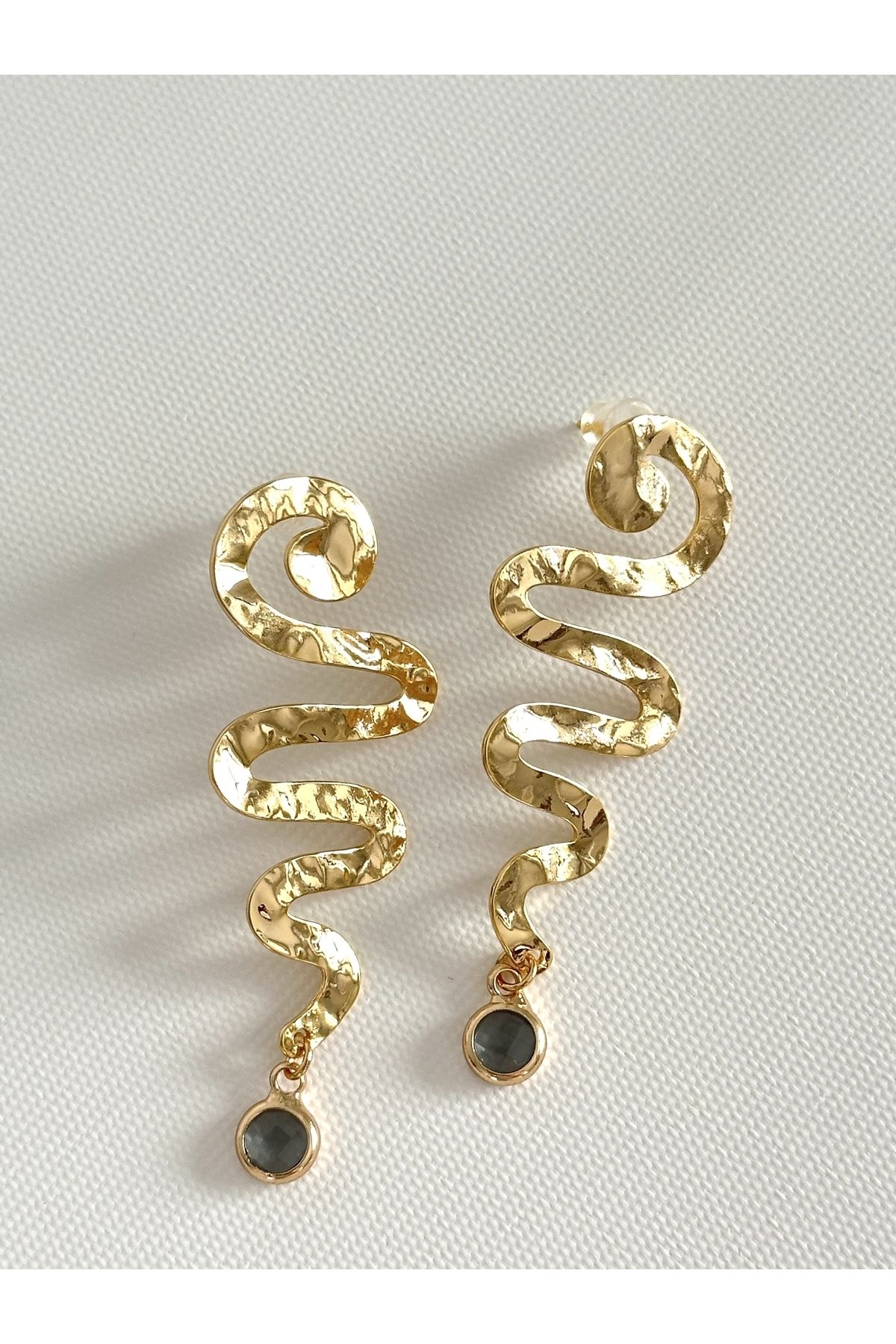 FASHION Yılan Formlu Çekiç Dokulu Gold Küpe