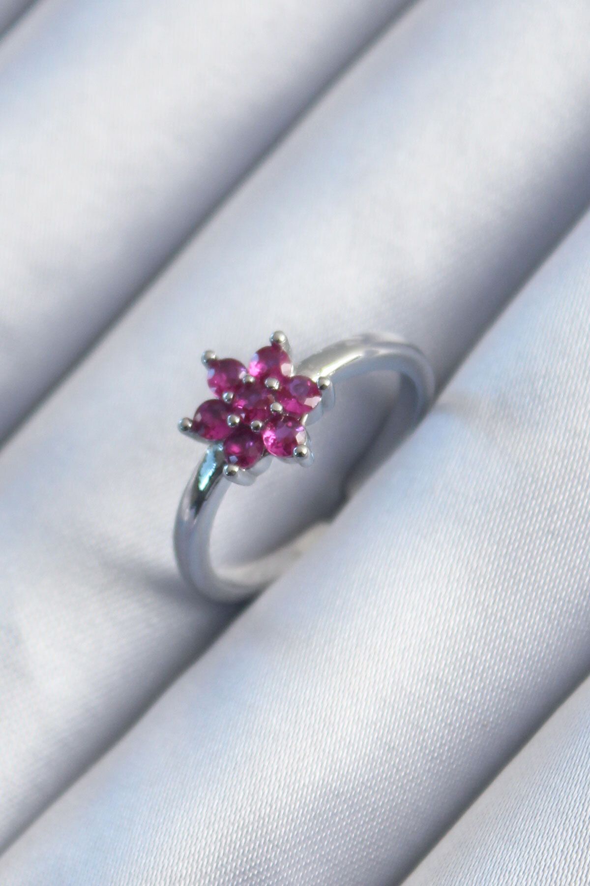 Clariss Pirinç Gümüş Renk Pembe Zirkon Taşlı Lotus Model Kadın Yüzük
