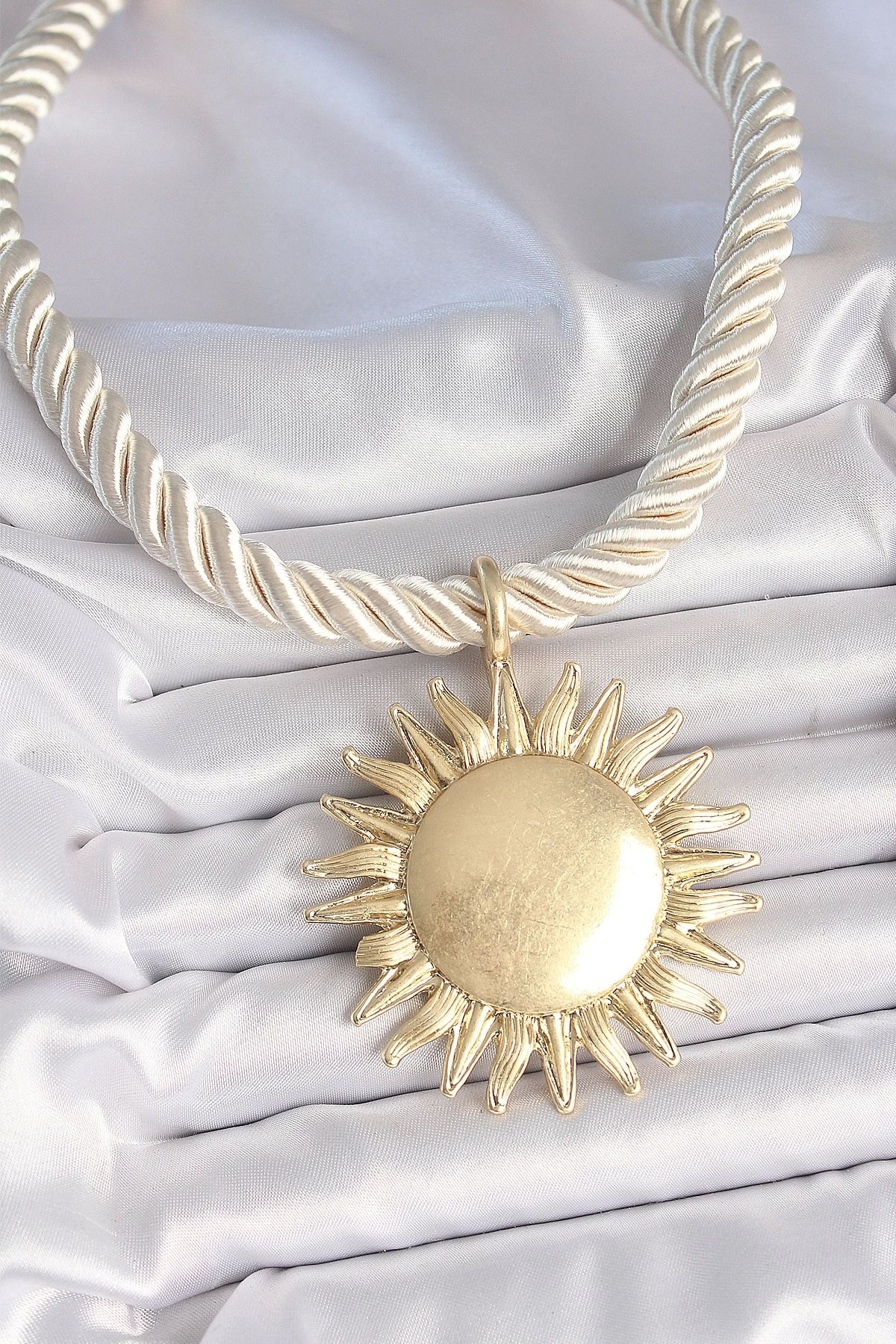 luz&pos Kırık Beyaz Halat Model Gold Renk Güneş Figürlü Pirinç Kolye