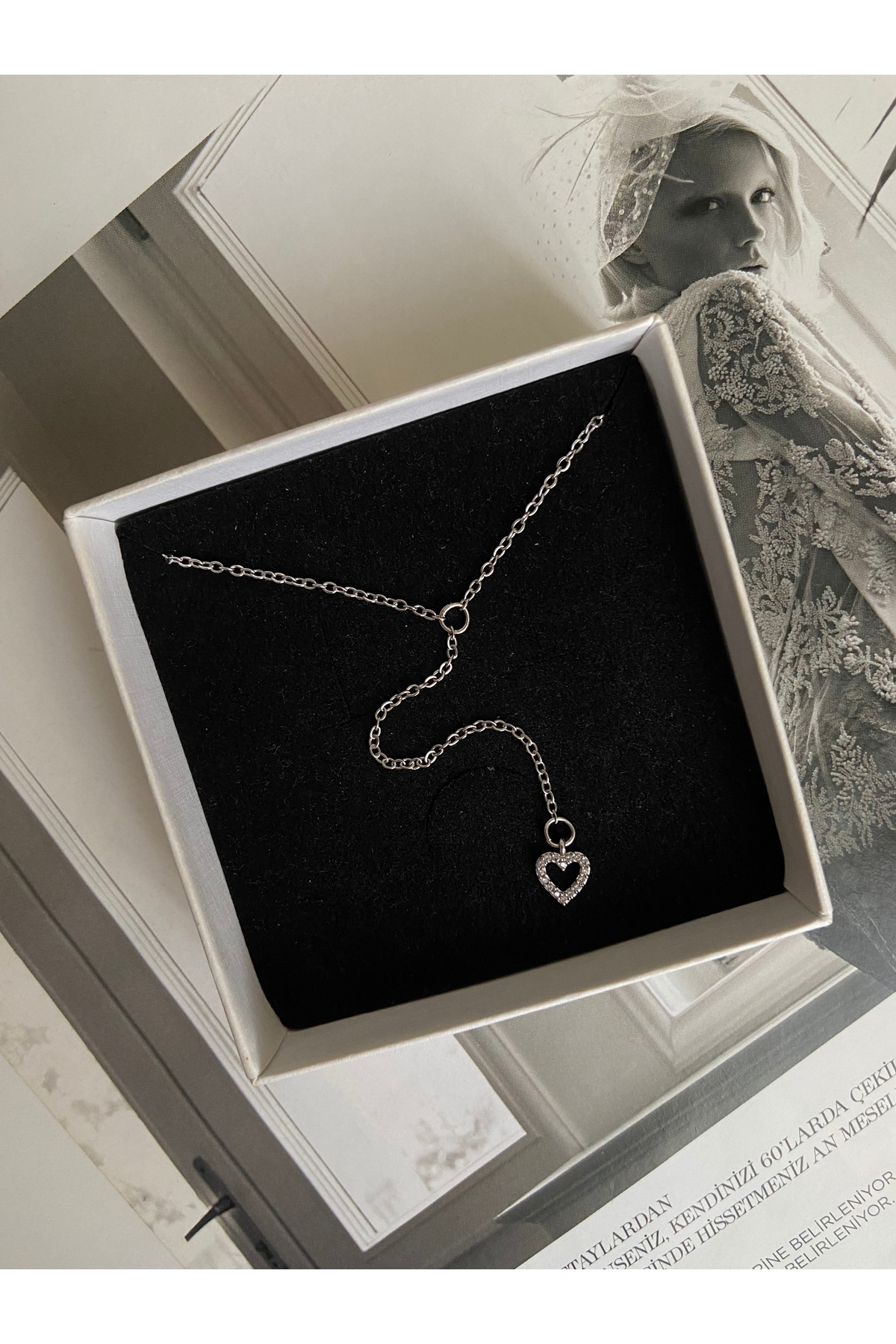 Gümüş Taşlı Kalp Charm Y Model Çelik Zincirli Kadın Kolye (45 + 6 cm) – Sevgililer Günü Özel - Detay Görseli 2
