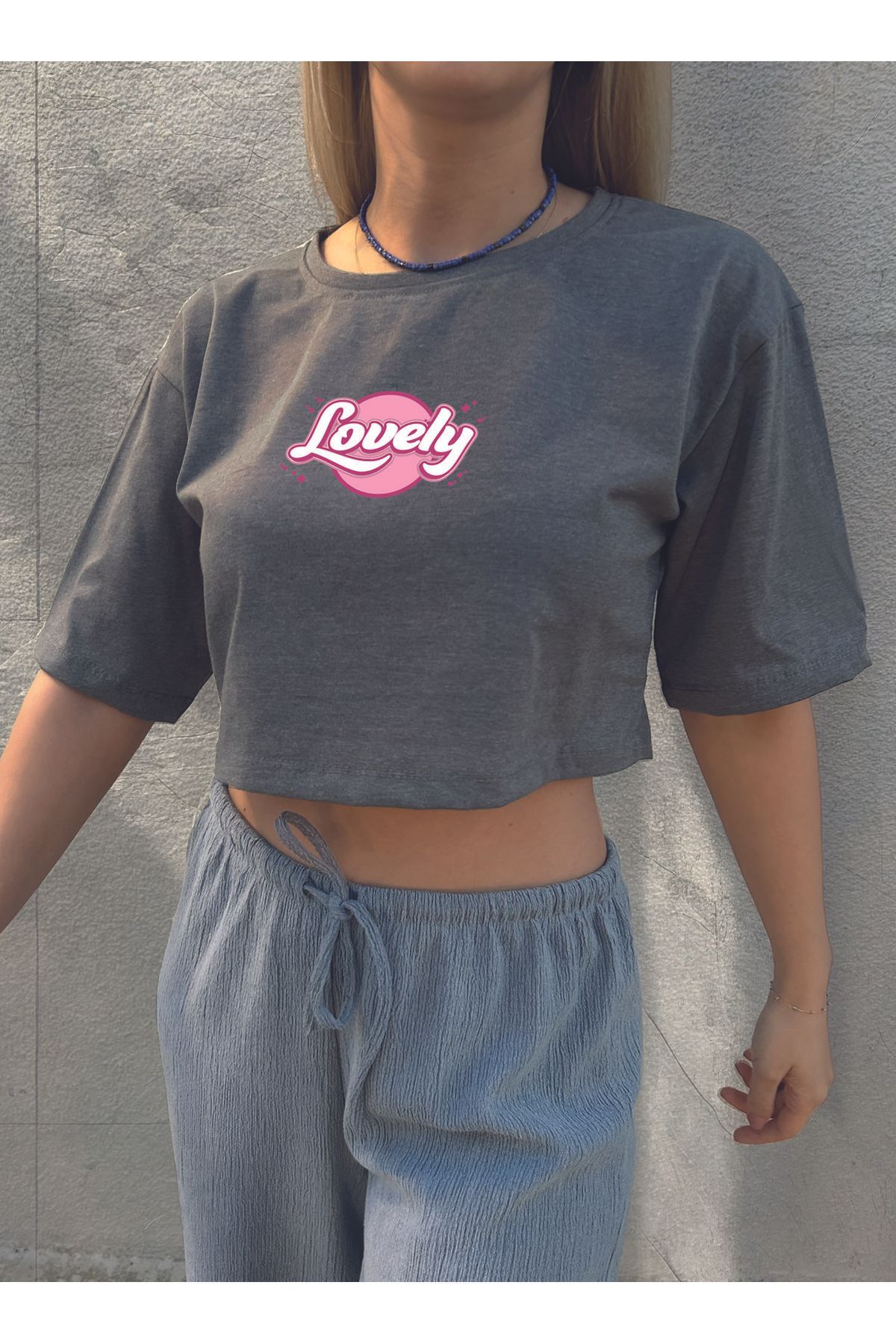 ClubSpaceAstro Kadın Oversize Crop Tişört – LOVELY Baskılı Terletmeyen Kumaş | Yumuşak ve Etkileyici Stil