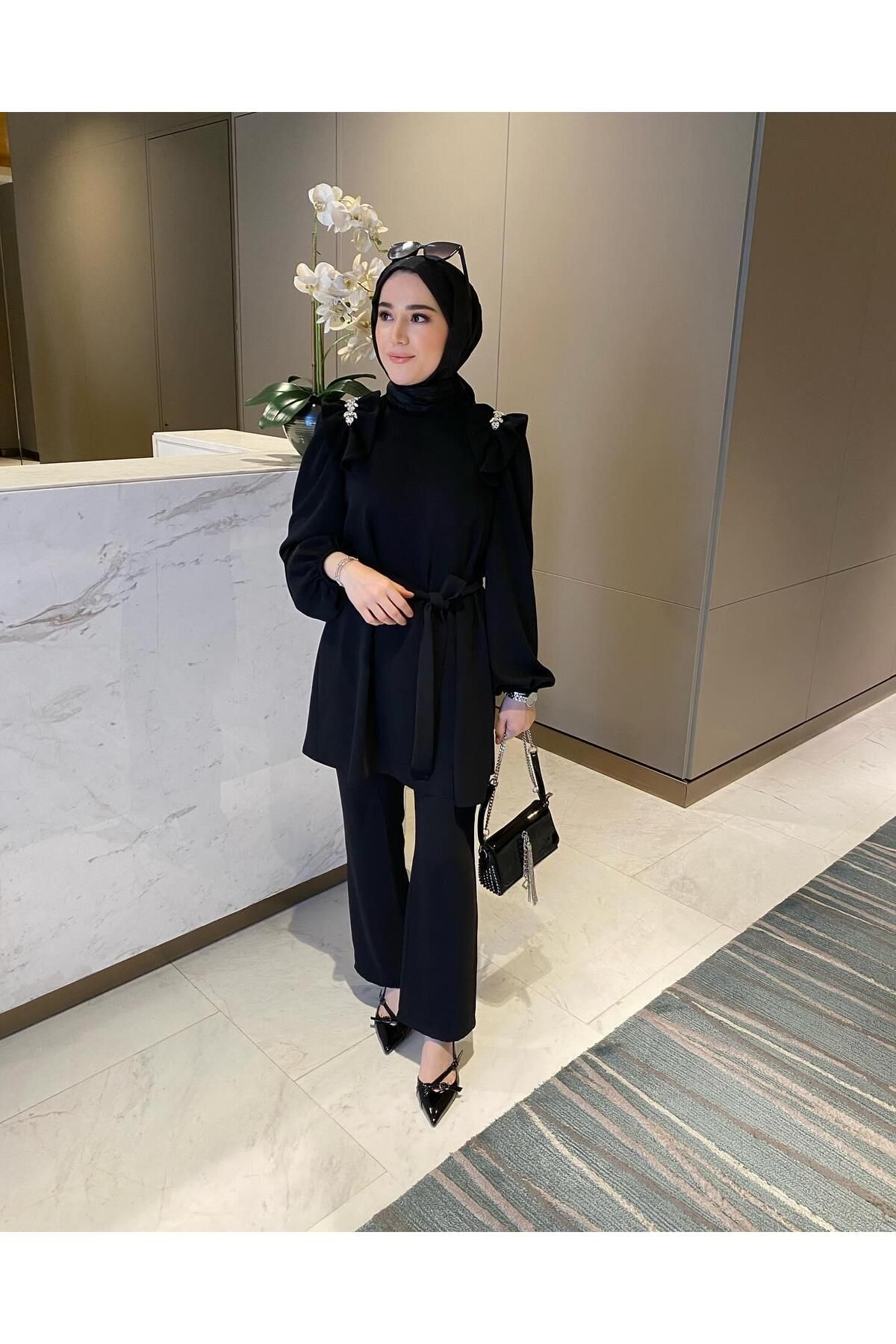 MODA 001 Hakim Yaka Omuzu Taş Detaylı Kuşaklı Kristal Takım