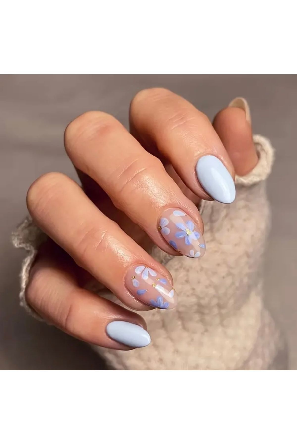 Accessories Vanilla Avenue Kısa Mavi Çiçek Desenli Parlak Kendinden Yapışkanlı Takma Tırnak Seti 24 Adet