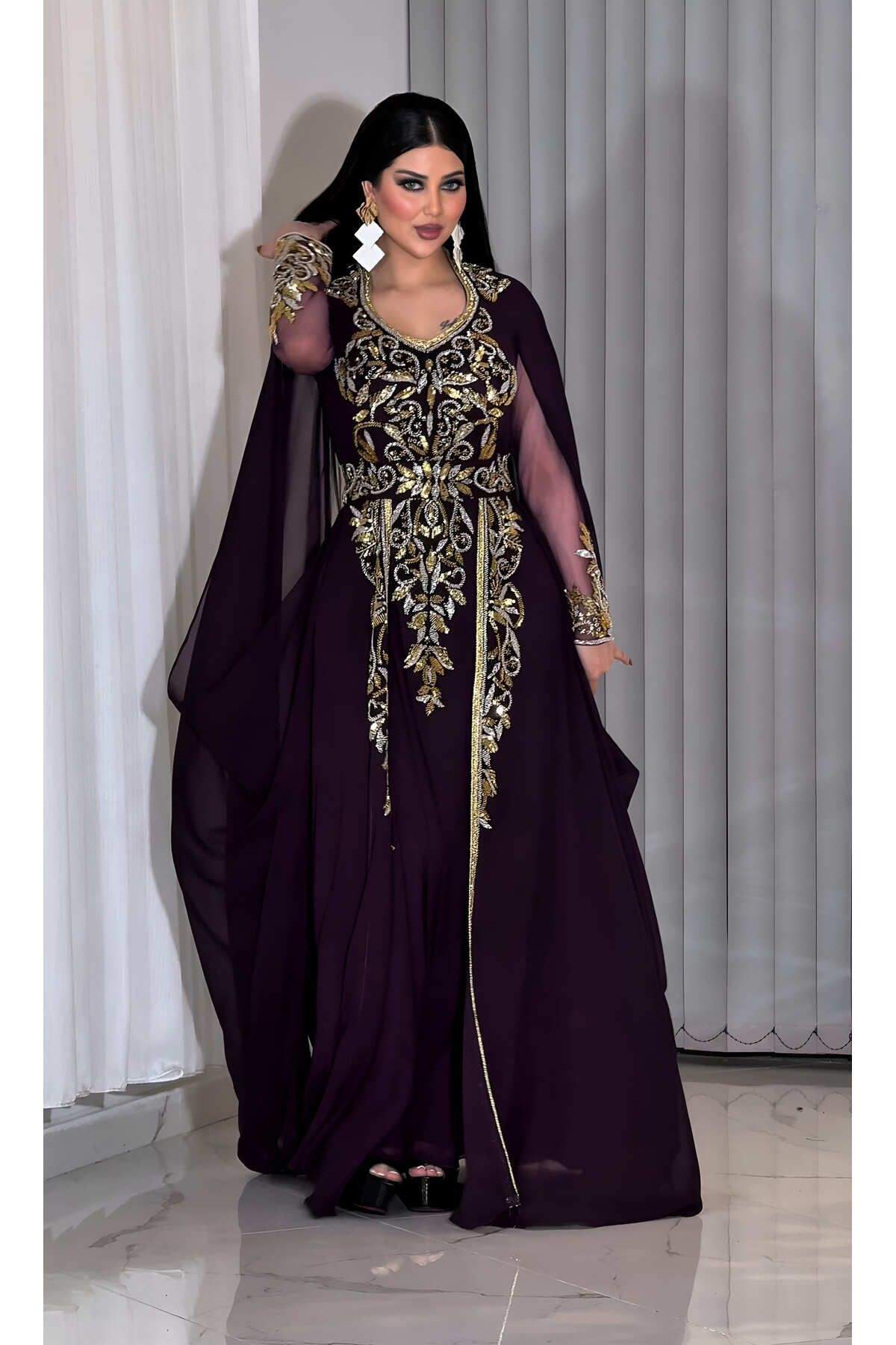 NHMODA Şifon kumaş altın ve gümüş metal iplik nakış detaylı uzun pelerin kollu U yaka kaftan abiye