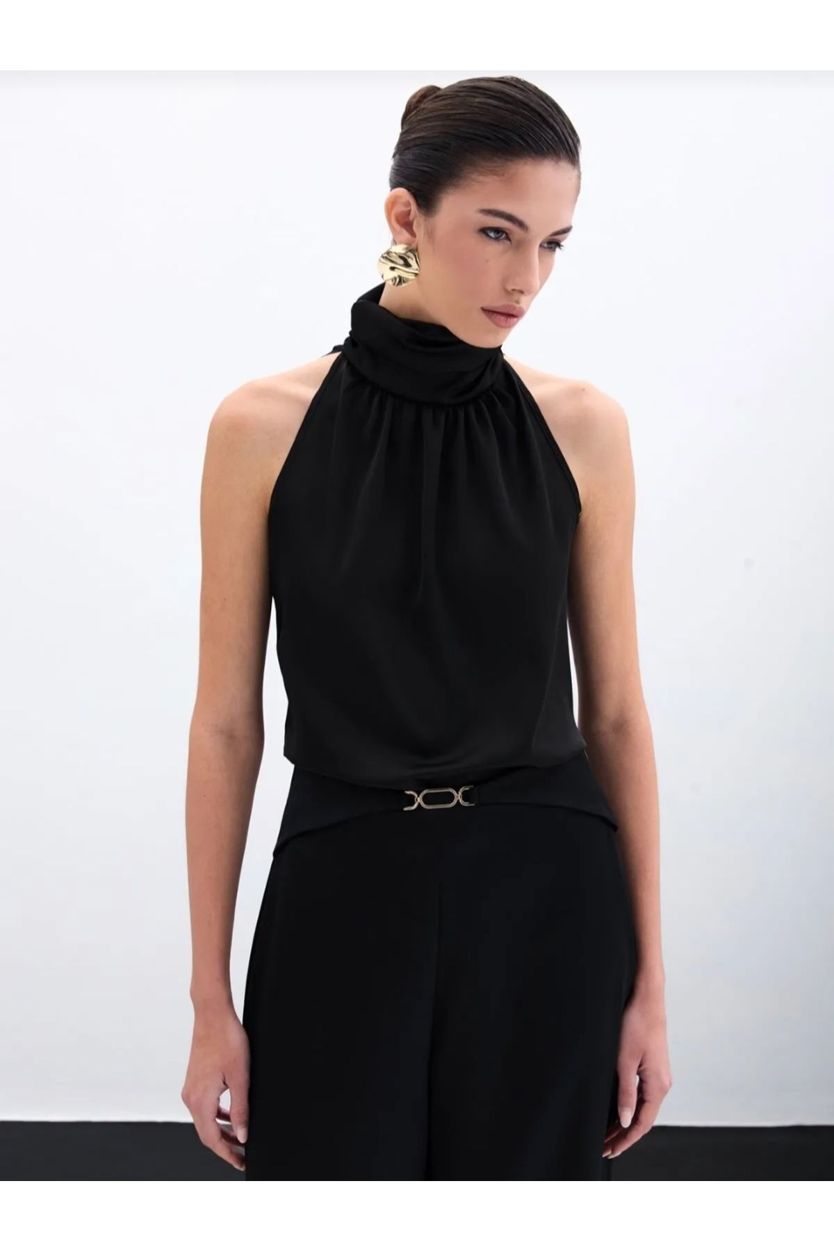 Sateen boğazlı kolsuz bluz