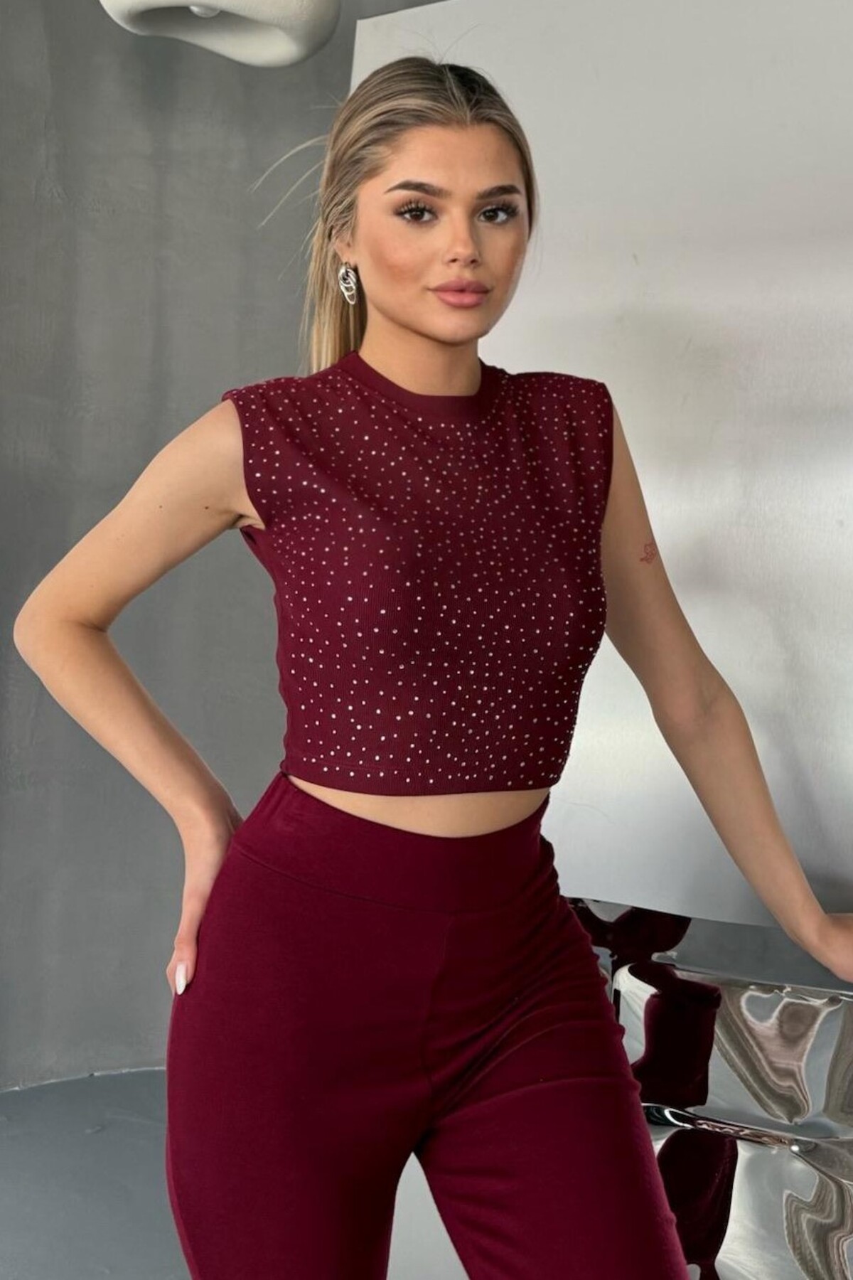 Yazlık Bisiklet Yaka Full Serpme Taş Detay Bordo Crop Bluz