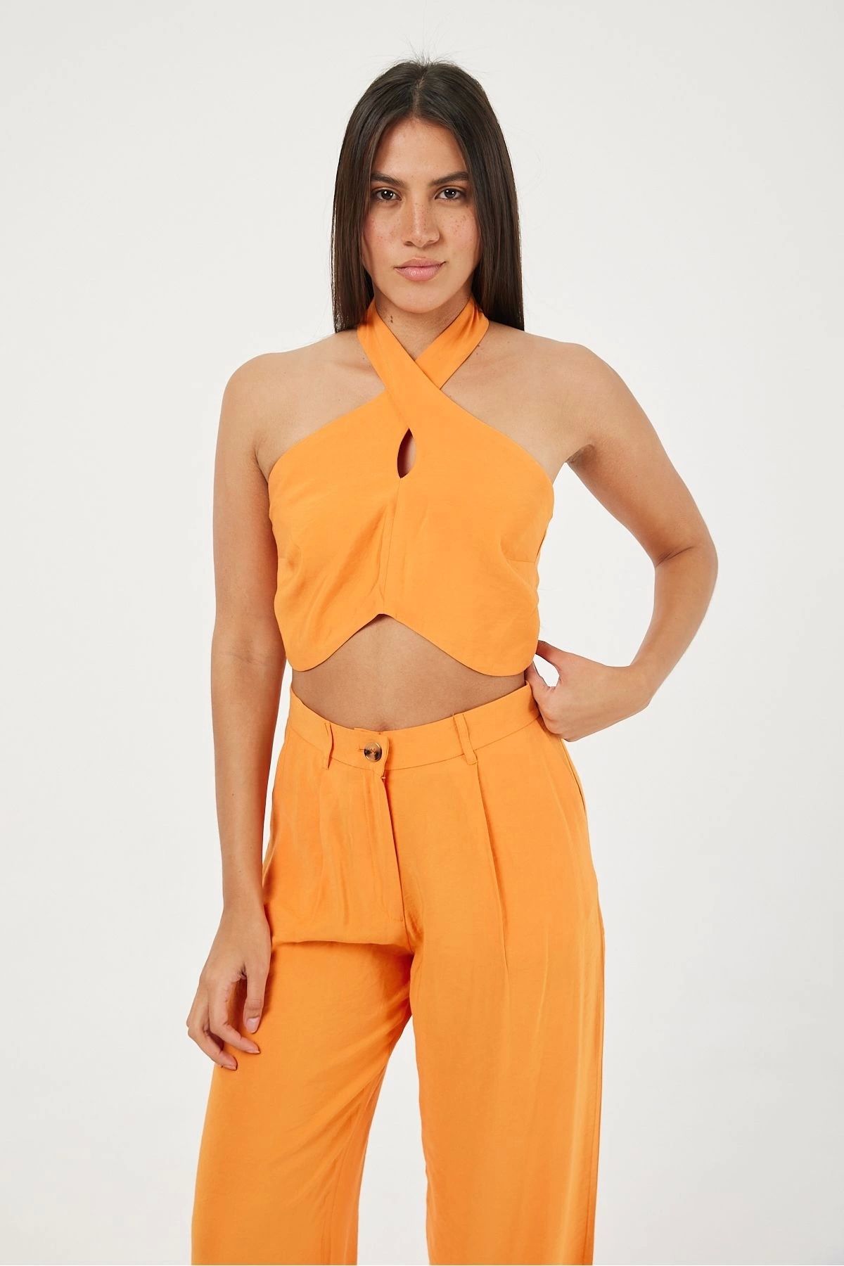 Style TURUNCU BOYUNDAN BAĞLAMALI CROP