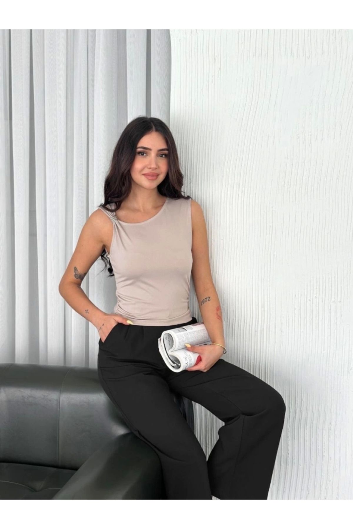 Silerra Osy Modal Yumuşak Dokulu Kumaş Bisiklet Yaka Sıfır Kol Bluz Omuz Toka Aksesuar Detaylı - Bej
