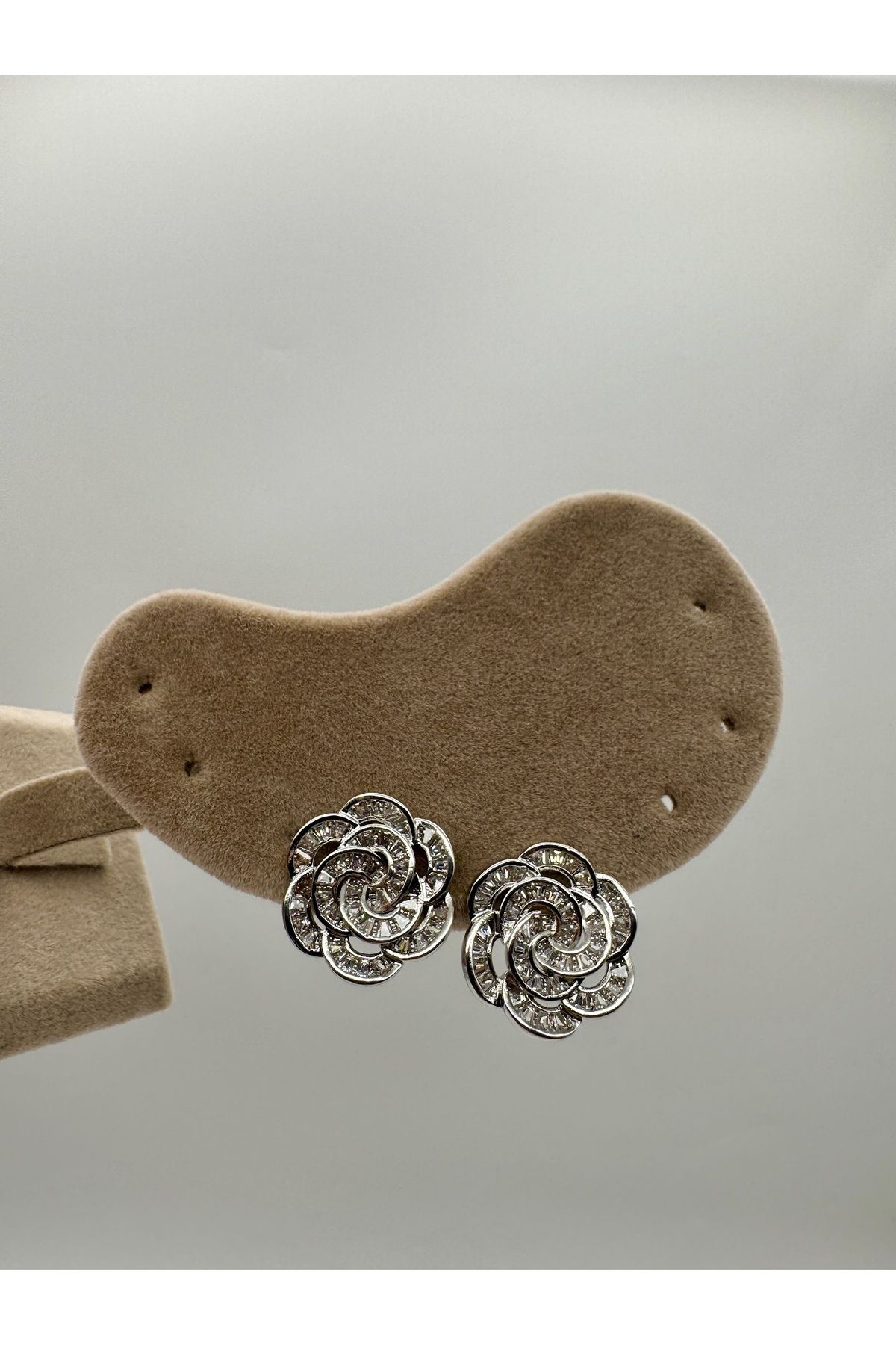 Chanceux Accessories Özel Seri Baget Taşlı Çiçek Küpe