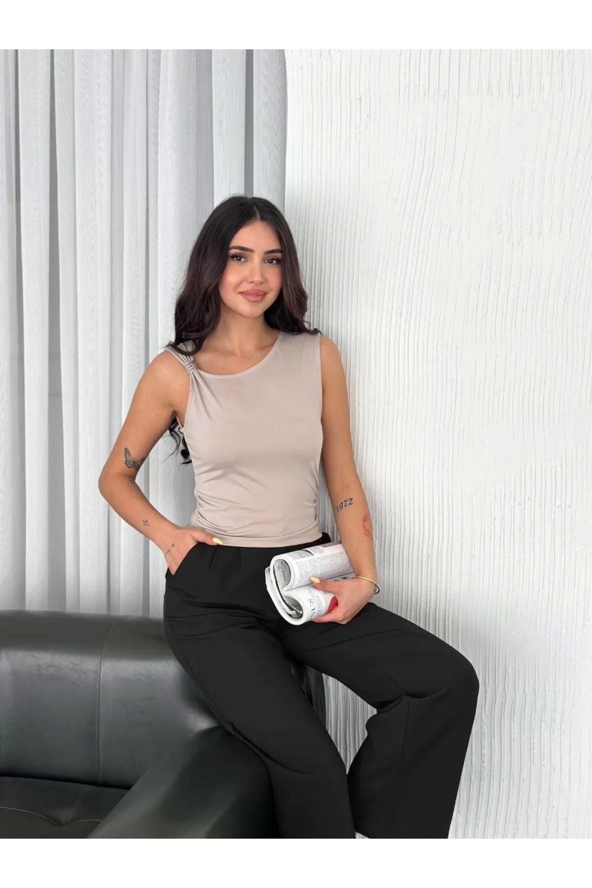 noyo giyim Osy Modal Yumuşak Dokulu Kumaş Bisiklet Yaka Kadın Sıfır Kol Bluz Omuz Toka Aksesuar Detaylı - Bej