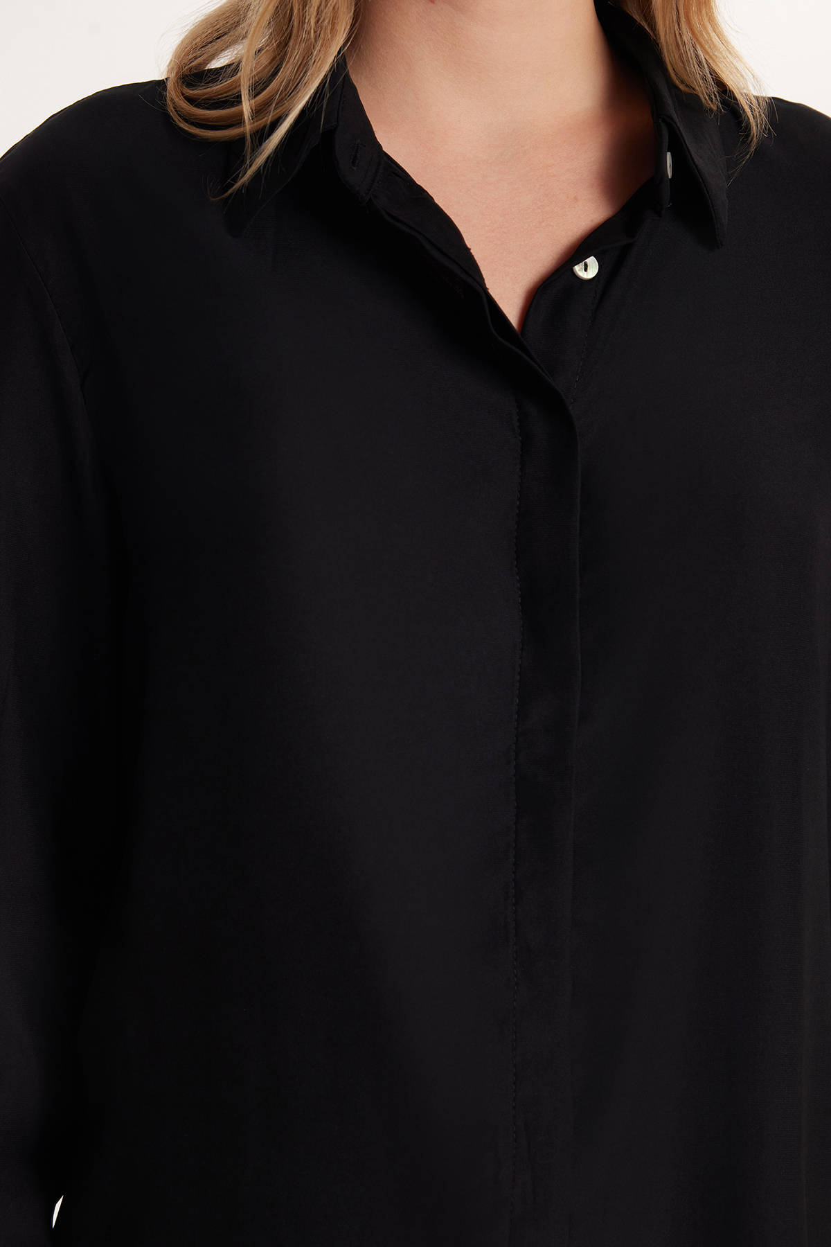 Tudors  Kadın Relax Fit Rahat Kesim Satenli Kumaş Siyah Uzun Manşet Düz Gömlek - Görsel 3