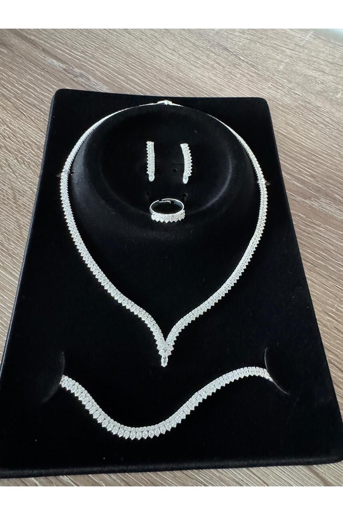misstakıjewerly ÇELİK GÜMÜŞ RENK İNCE DETAYLI ZİRKON TAŞLI SET TAKIM (KOLYE/KÜPE/YÜZÜK/BİLEKLİK)