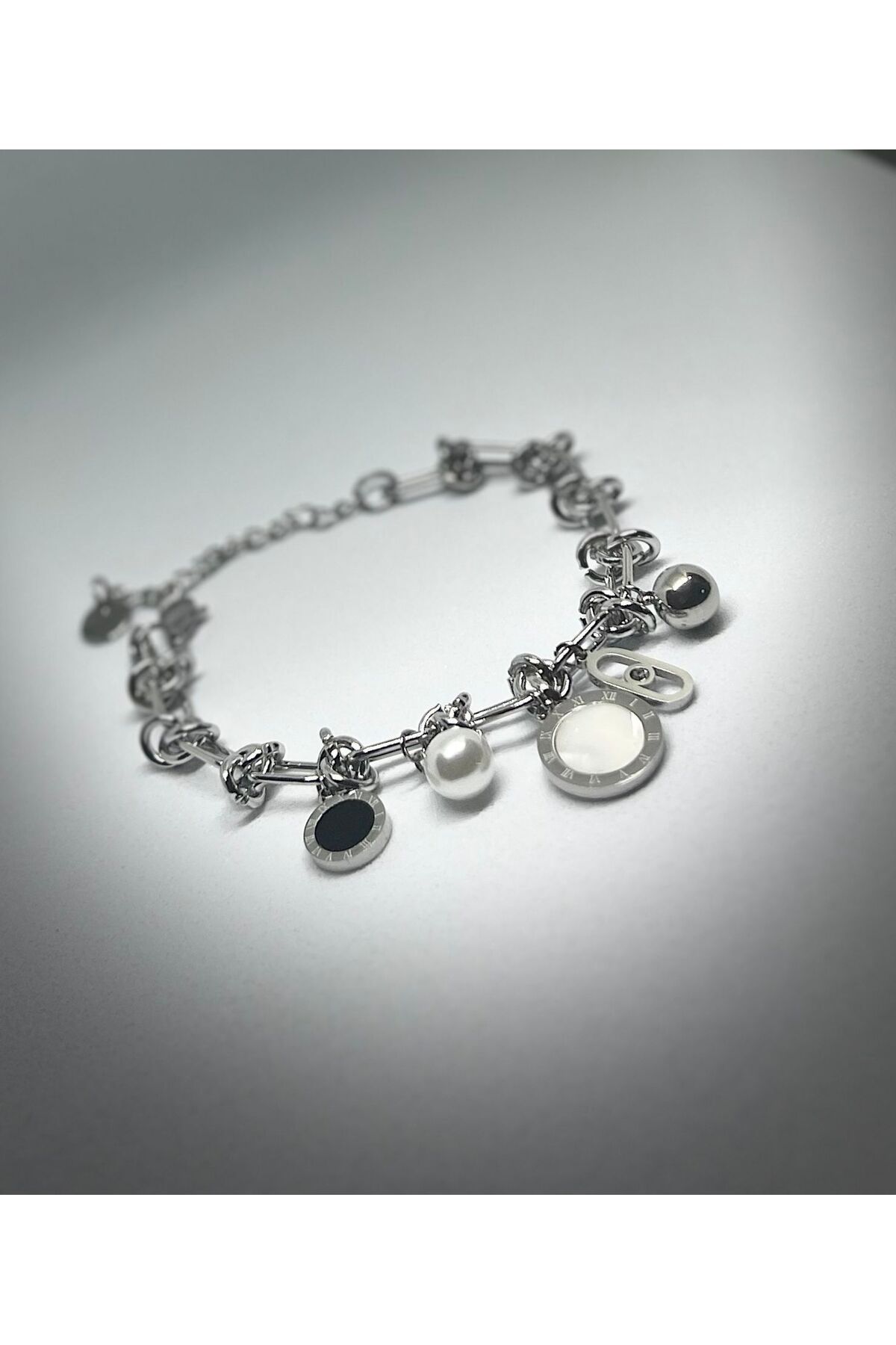 Venom Boutique Bijouterie Accessory Altın Renkli Zincir Detaylı Charm Çelik Bileklik – İnci & Siyah Taşlı Tasarım 17-5CM